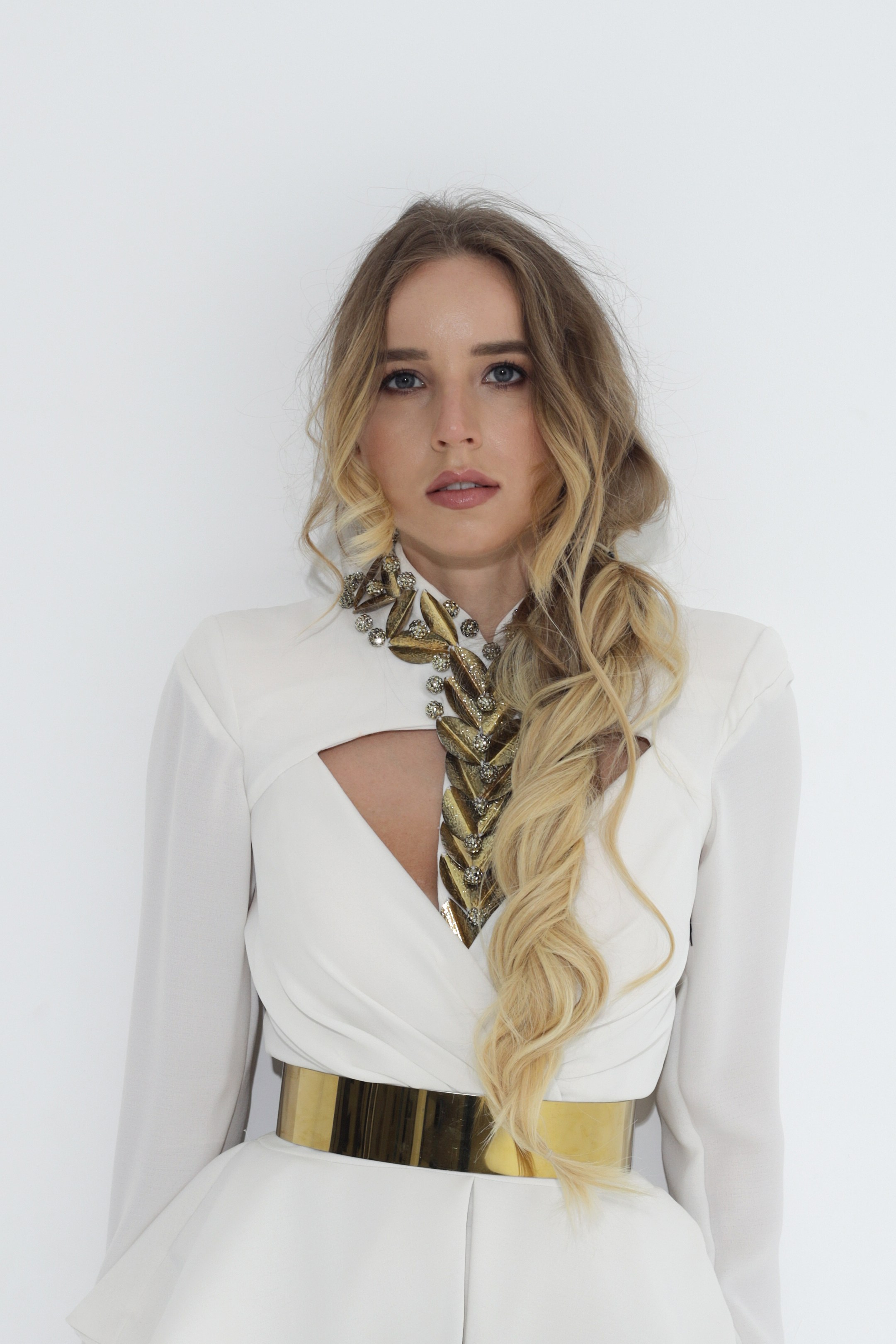 Гламурный портрет блондинки в белом платье - фотограф Елена Климовская