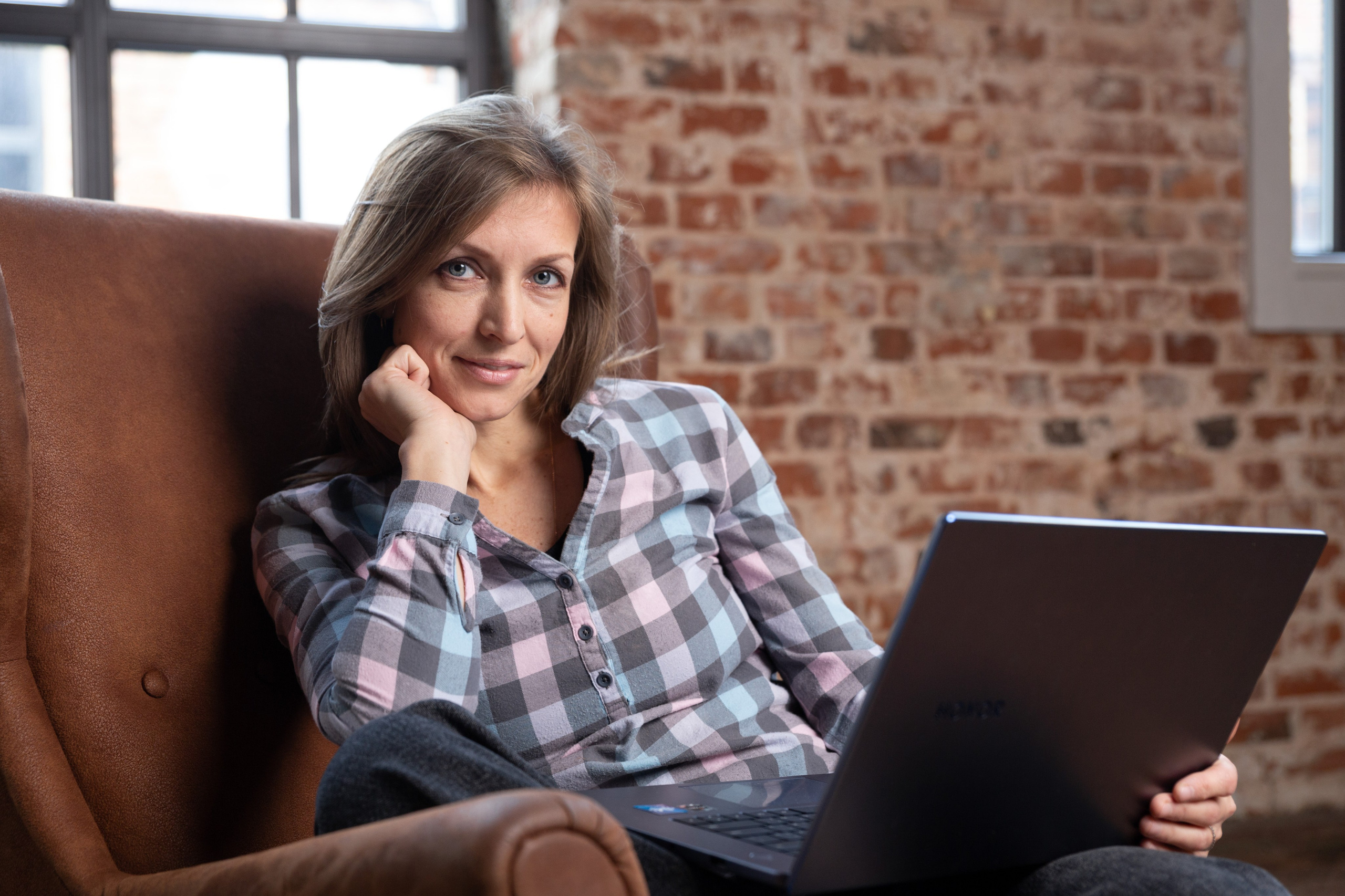 Фотосессия эксперта в фотостудии с ноутбуком