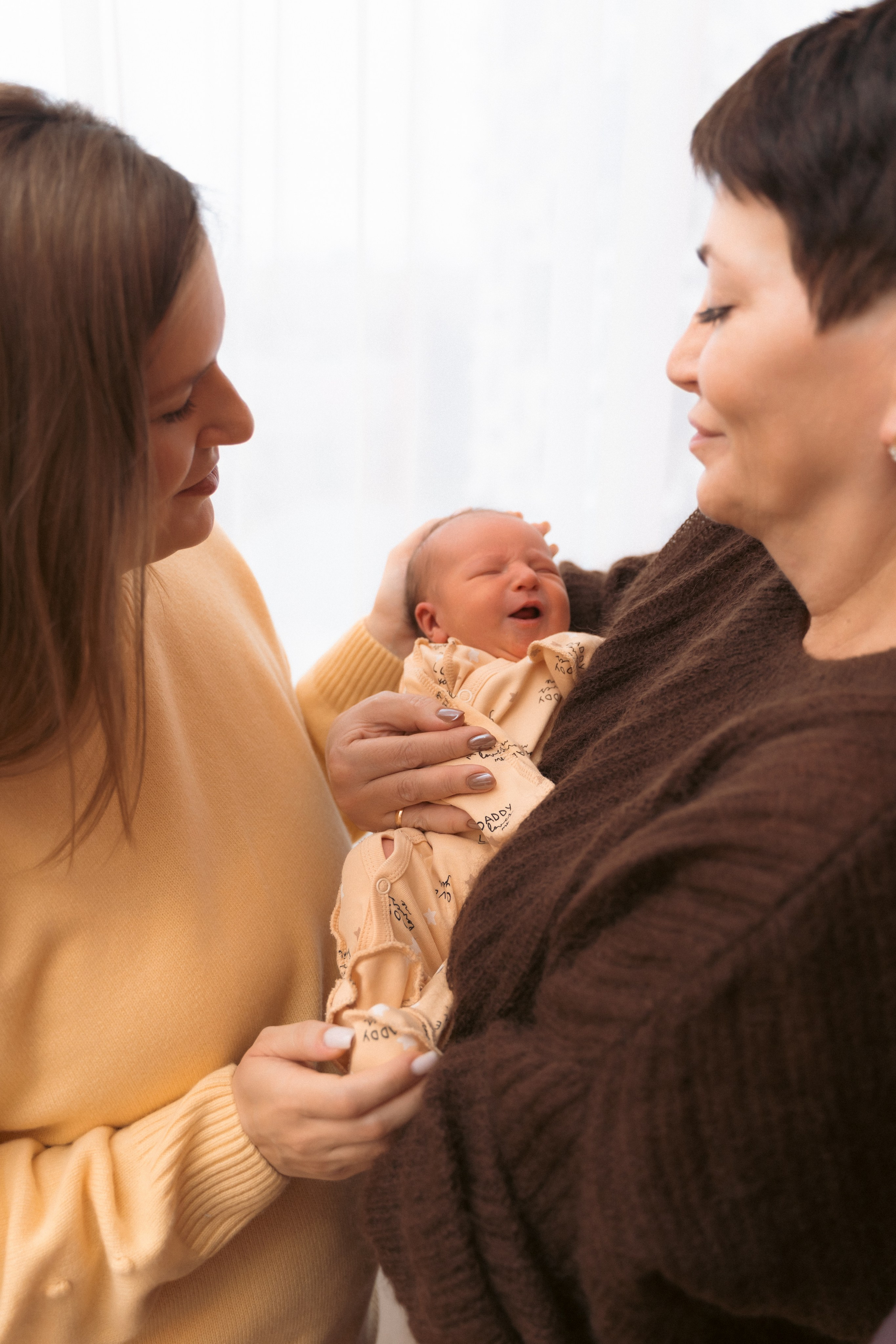 Выписка. Клинический госпиталь MD GROUP на Севастопольском проспекте. Фотографы на роды в Москве. Фото и видео родов. Фотопроект «Продолжение рода»