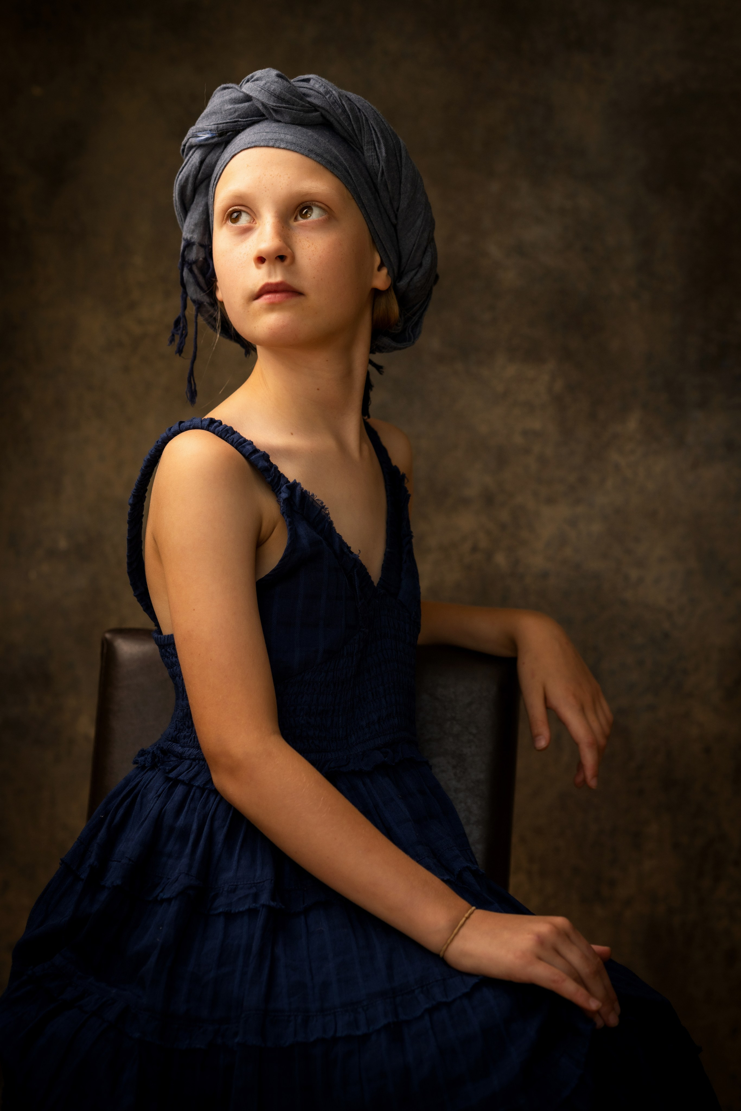 Детский портрет в студии в Граце: девочка в платке. Портретная и индивидуальная фотосъёмка в Граце и Тюмени