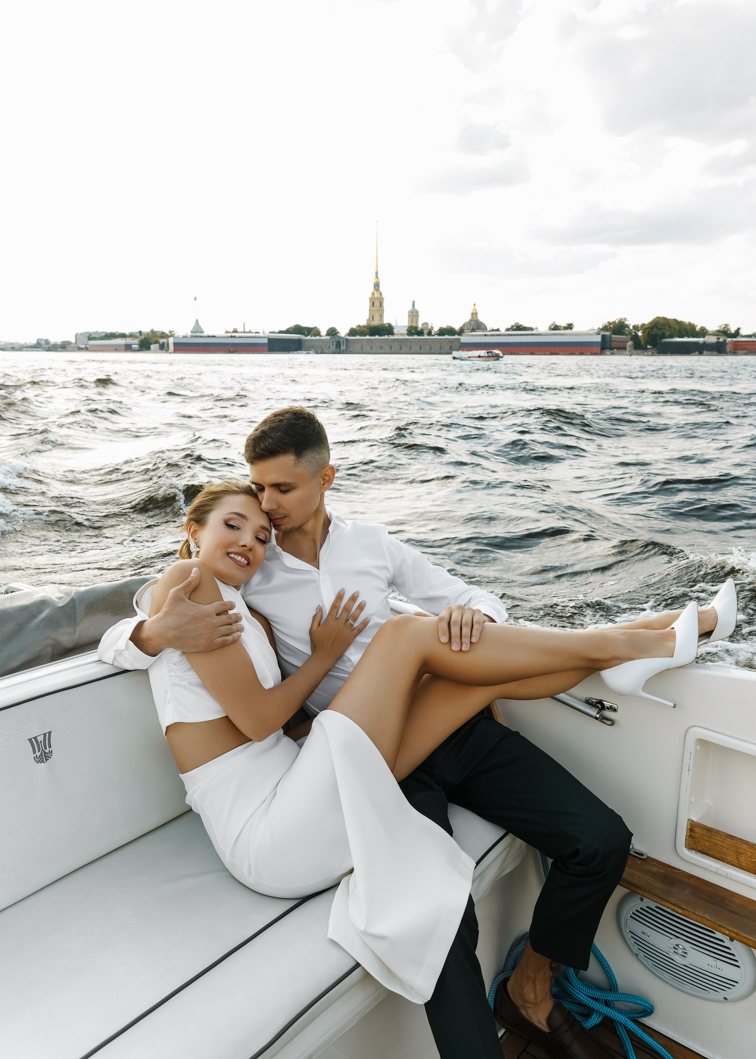 Оля и Андрей — свадебная фотосессия на катере. Свадебный и портретный фотограф в Санкт-Петербурге Анна Демьянова