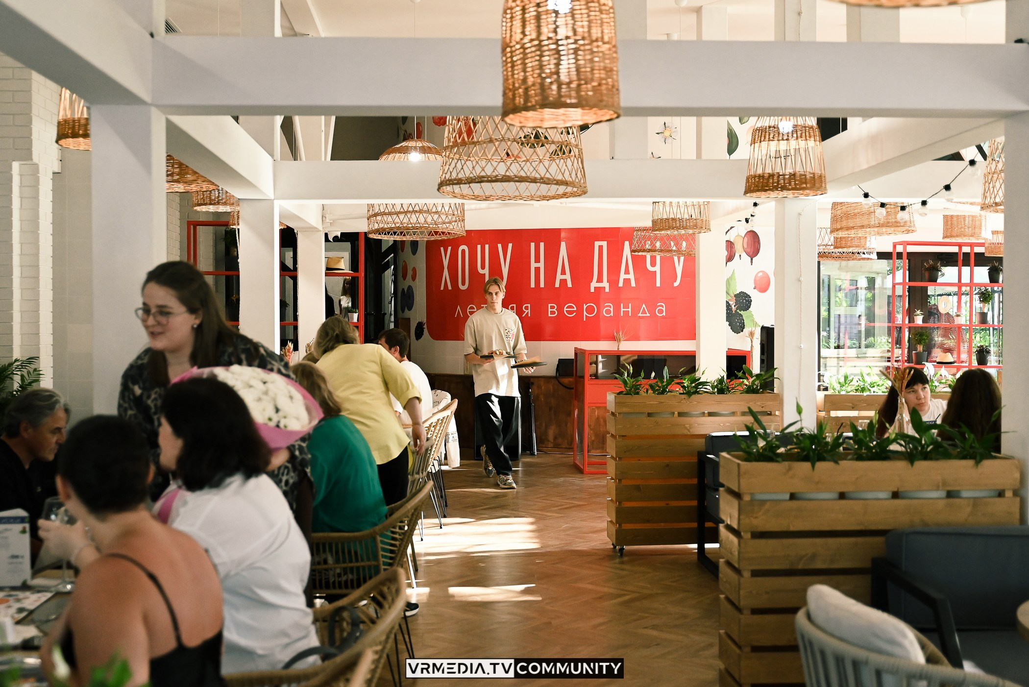 Ресторан «Volna»: Вокальный вечер на летней веранде «Хочу на дачу»