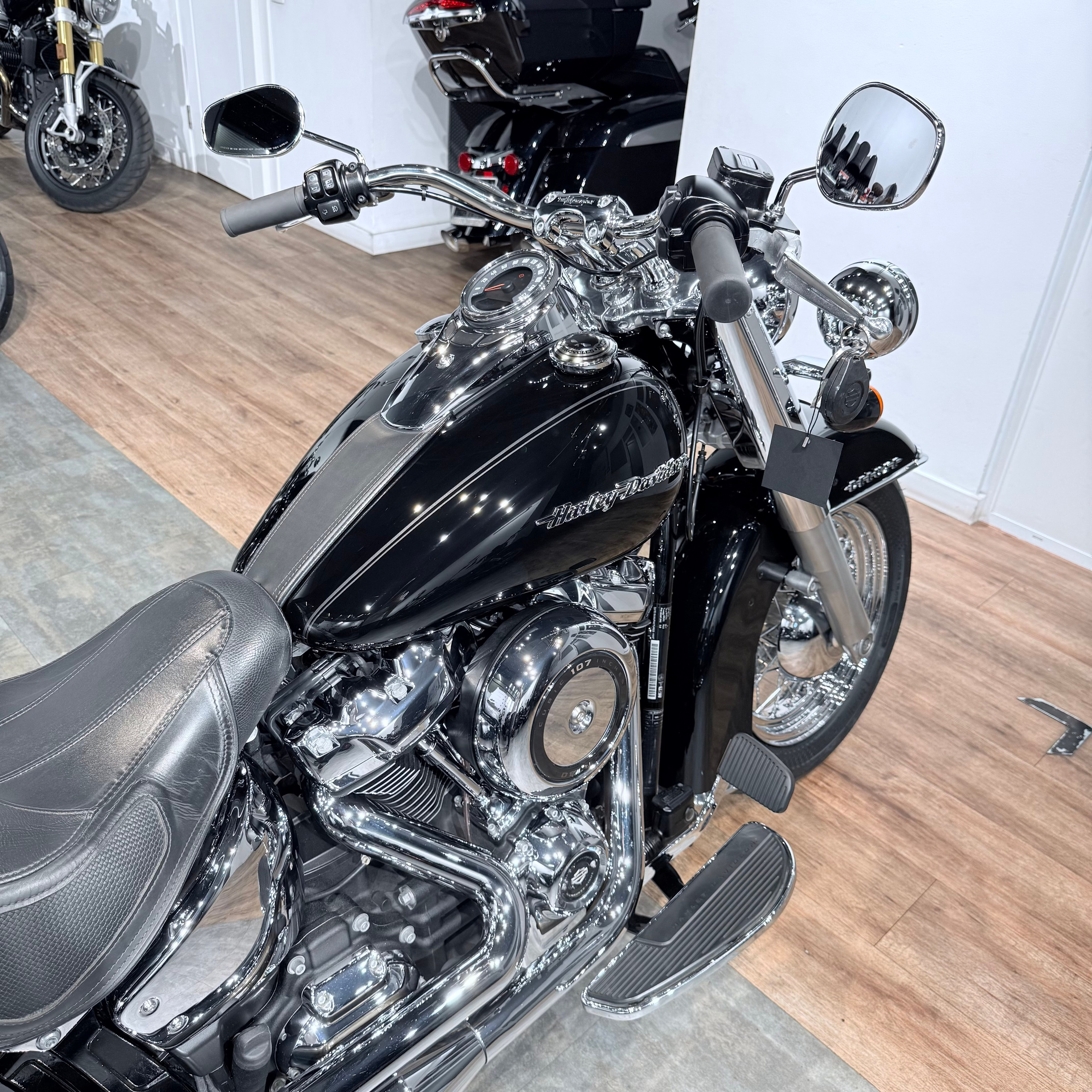 Купить Harley-Davidson 2018 Softail Deluхе 107 АВS (Softail/Dyna) — подробнее на сайте. Hello Davidson, Москва. Только хорошие мотоц