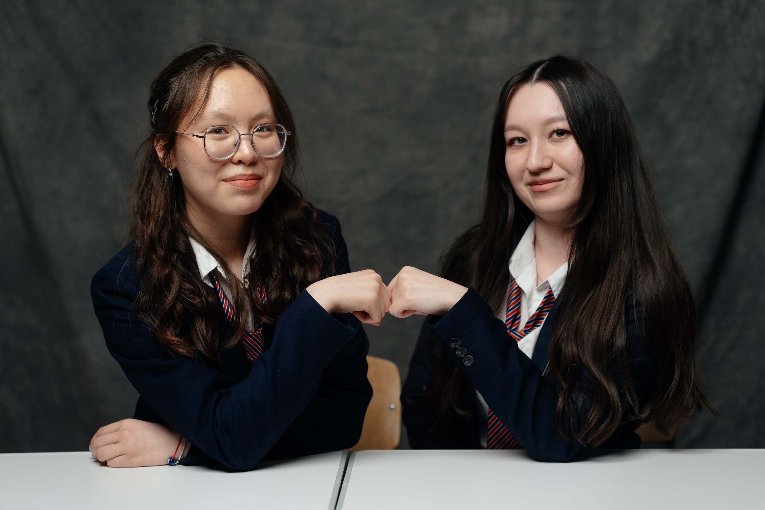 По двое. Выпускные альбомы в Нур-Султане (Астана) и по всему Казахстану