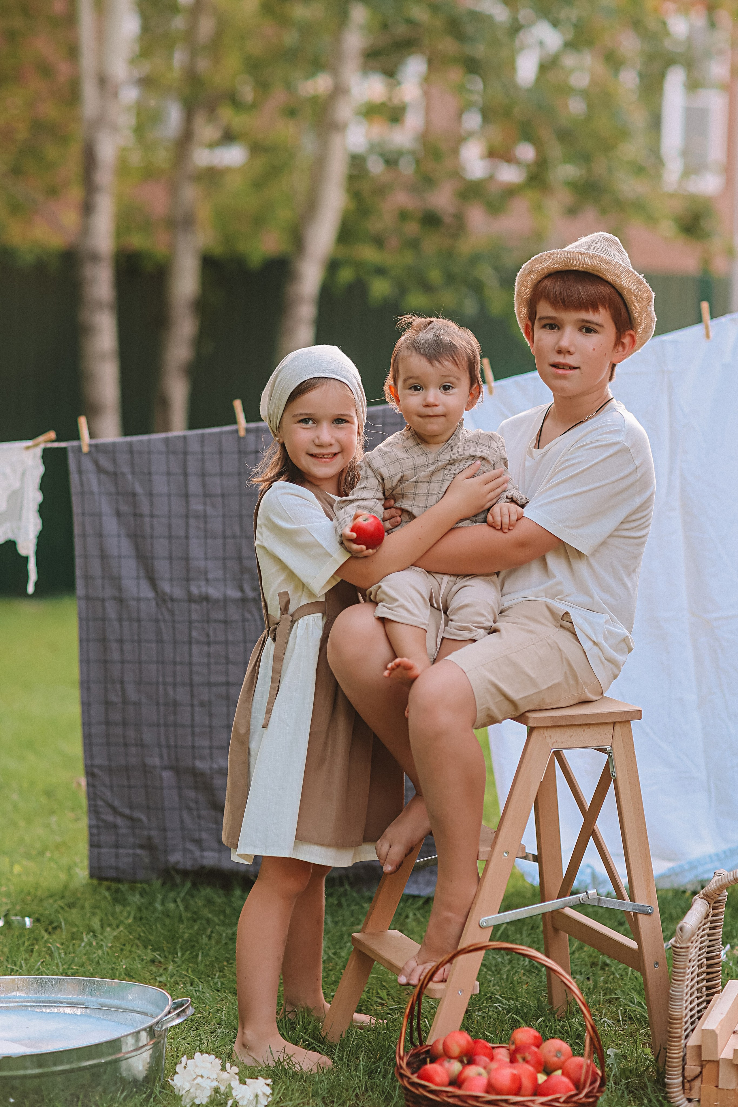 Стирка у дома. Семейный фотограф Тюмень, фотограф на роды Салмина Мария