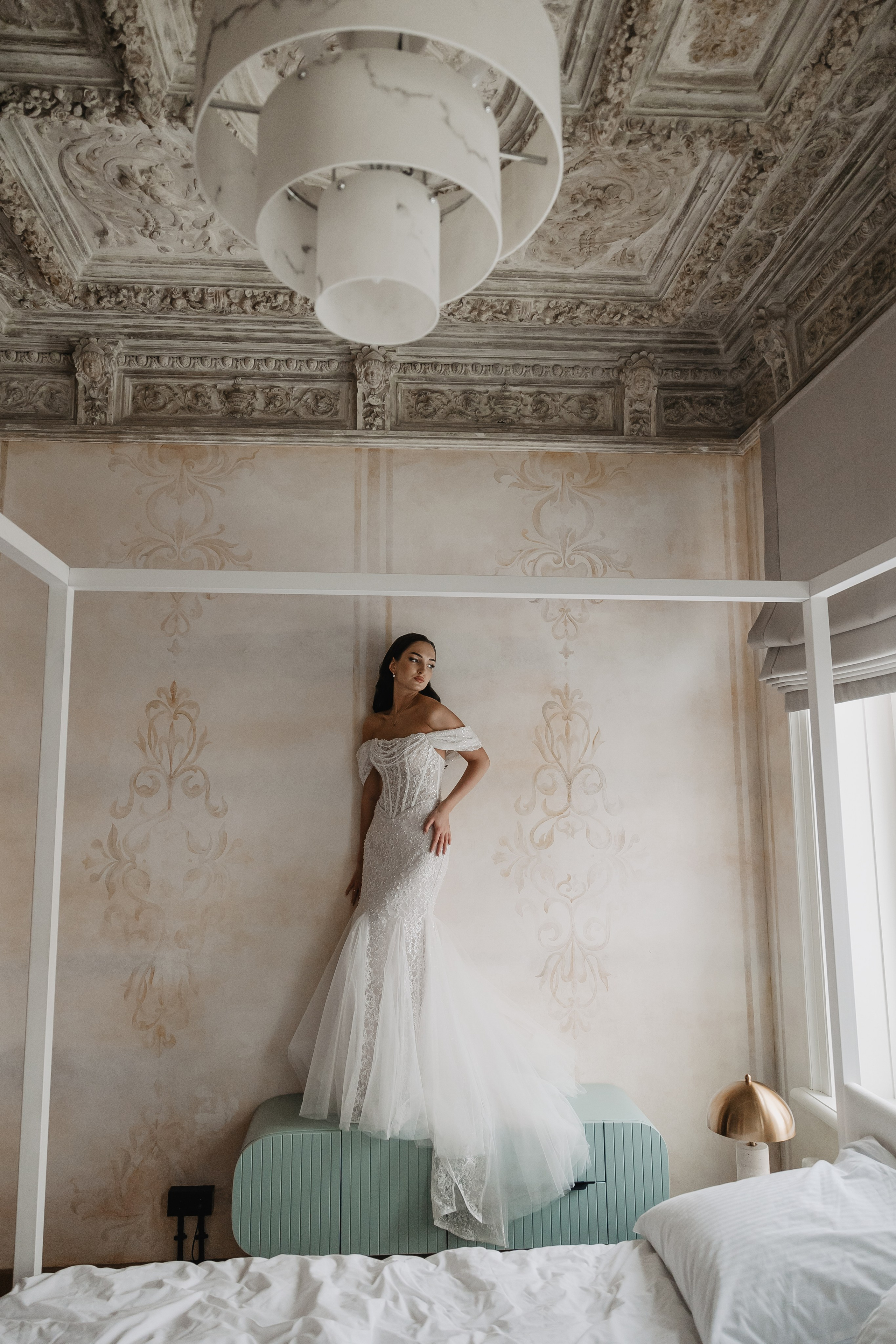 Свадебное утро жениха и невесты и свадебные сборы в отеле Twelve Reasons в Москве