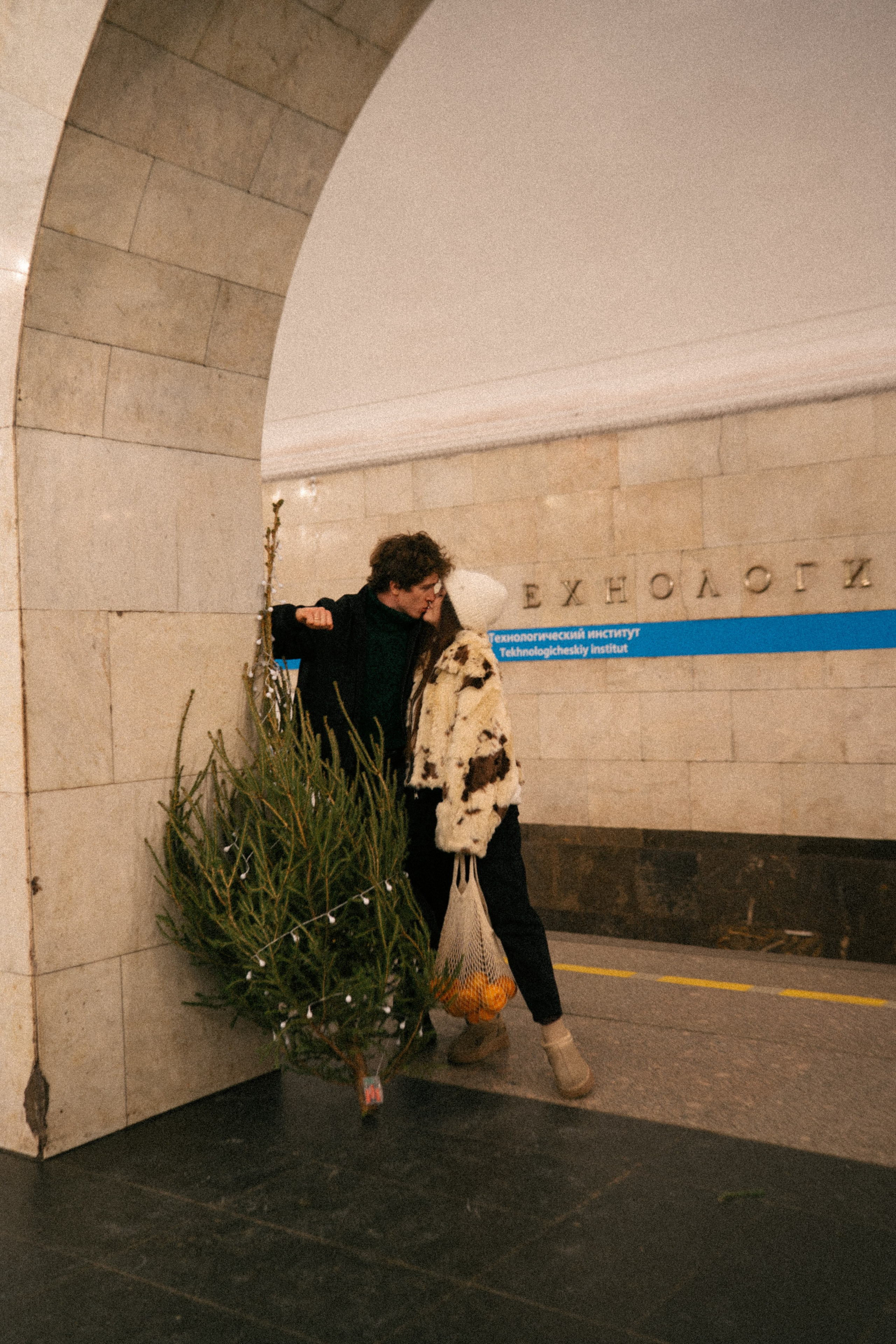 НОВОГОДНЯЯ ПРОГУЛКА ПАРЫ ПО ЧЕРНЫШЕВСКОЙ ПЕРЕД НОВЫМ ГОДОМ. Профессиональный фотограф, Санкт-Петербург — Виктория Богомолова