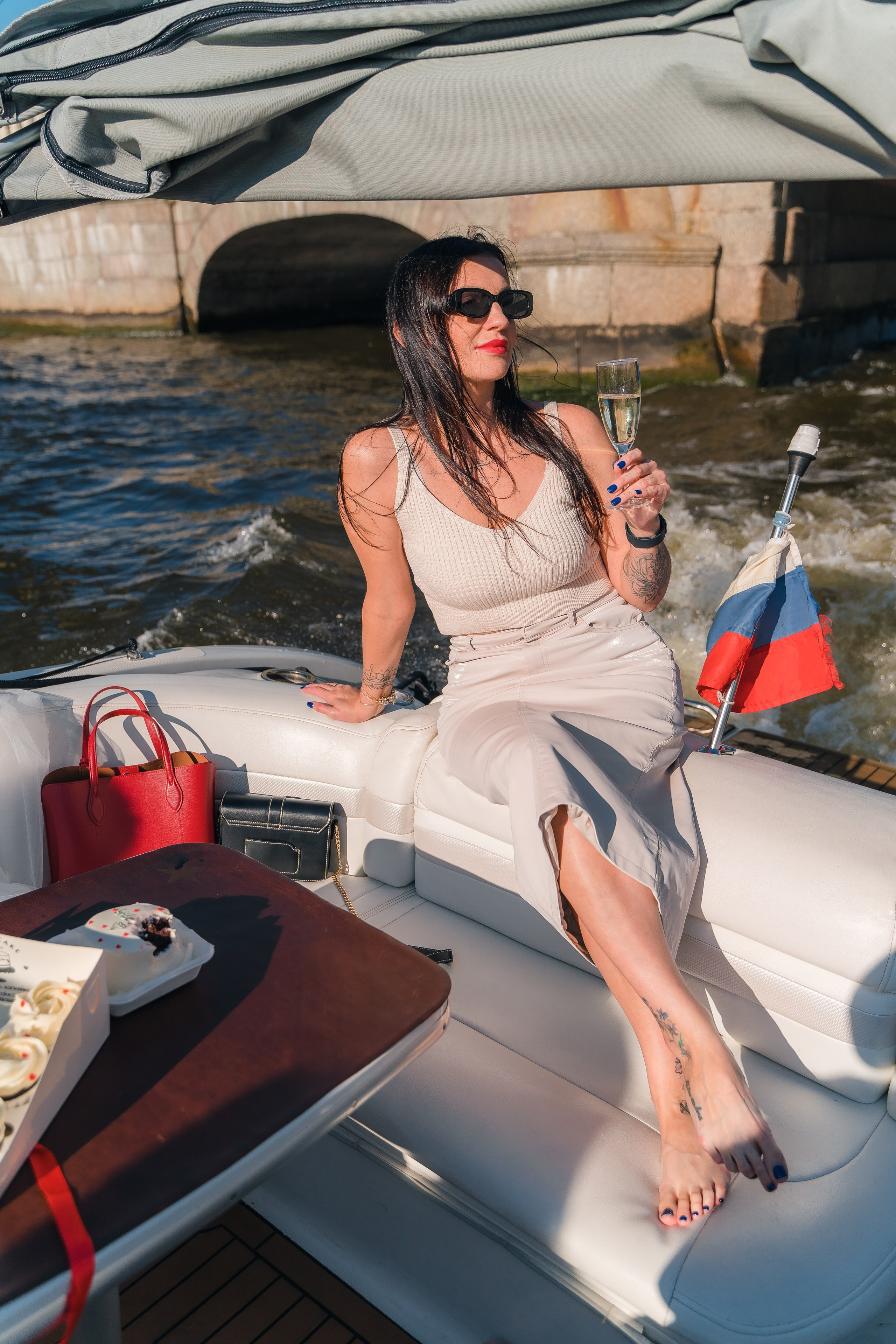 Фотосъемка девичника, встреча девушек, веселые женские портреты