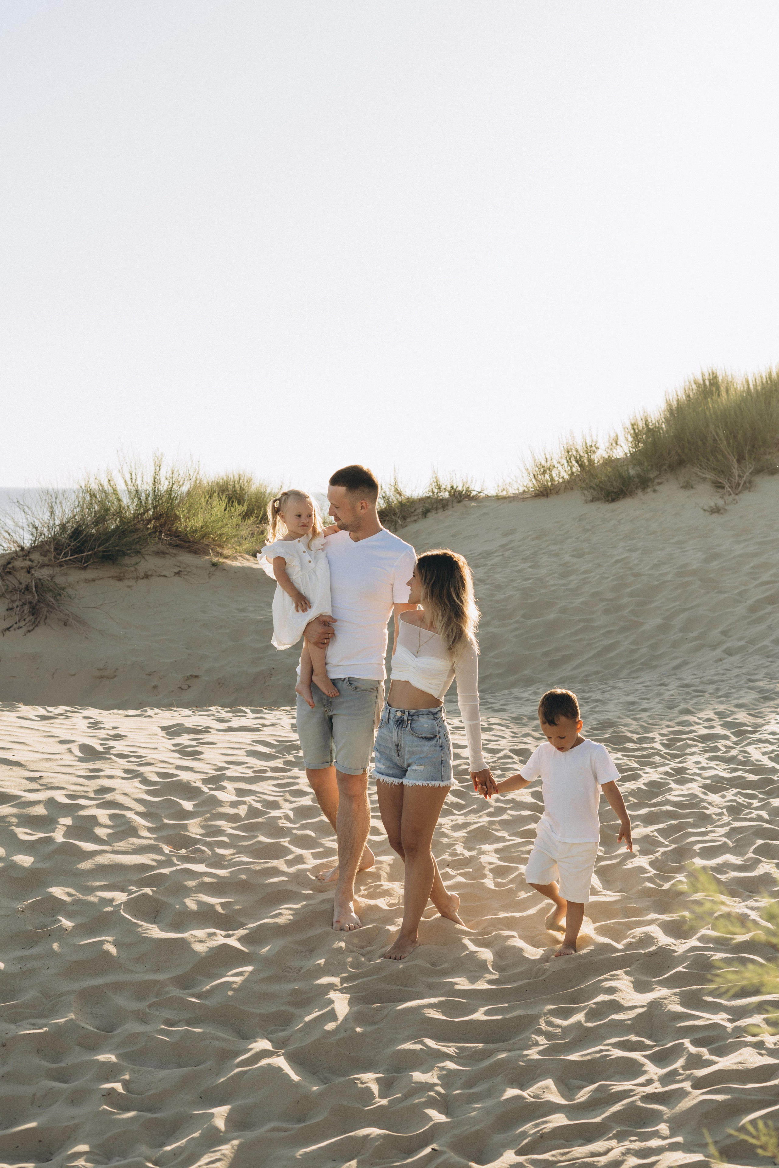 Геленджикский фотограф поймал момент восторга - дети обнаружили стаю резвящихся дельфинов