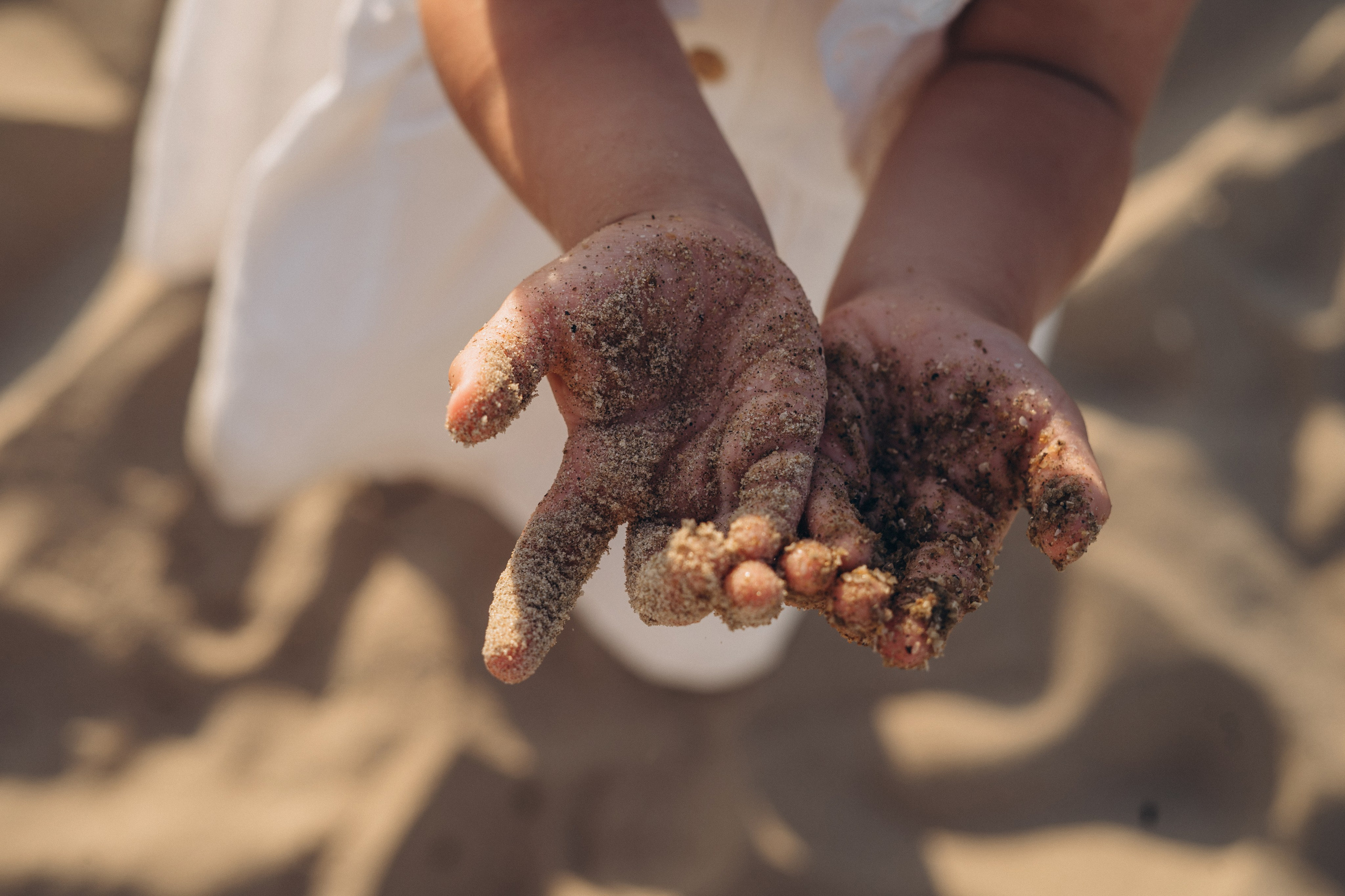 Кучугурские кадры с юмором - вся семья в огромных солнцезащитных очках делает "крутые" позы