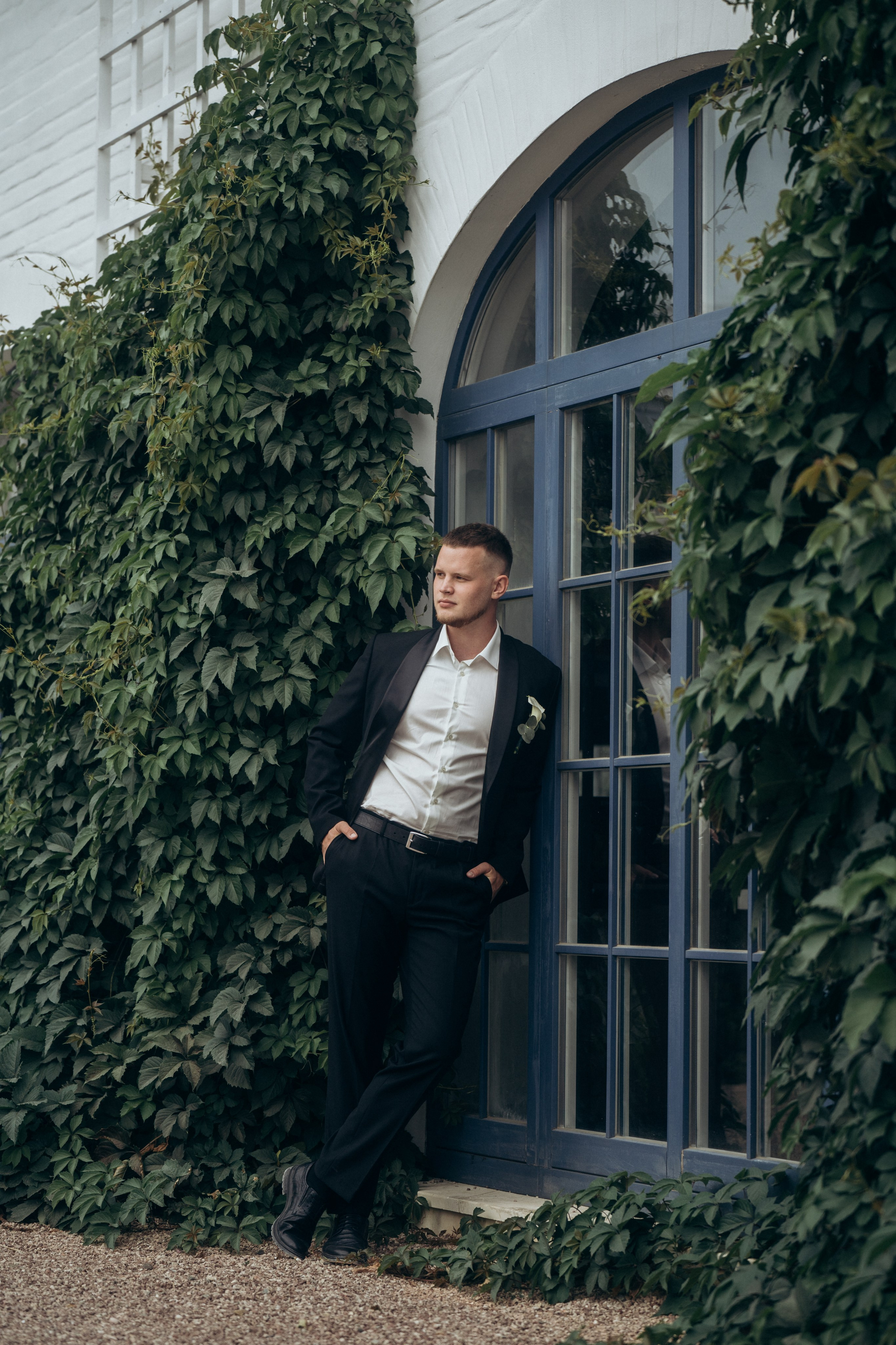 Жених в классическом костюме на фоне поместья Голубицкое