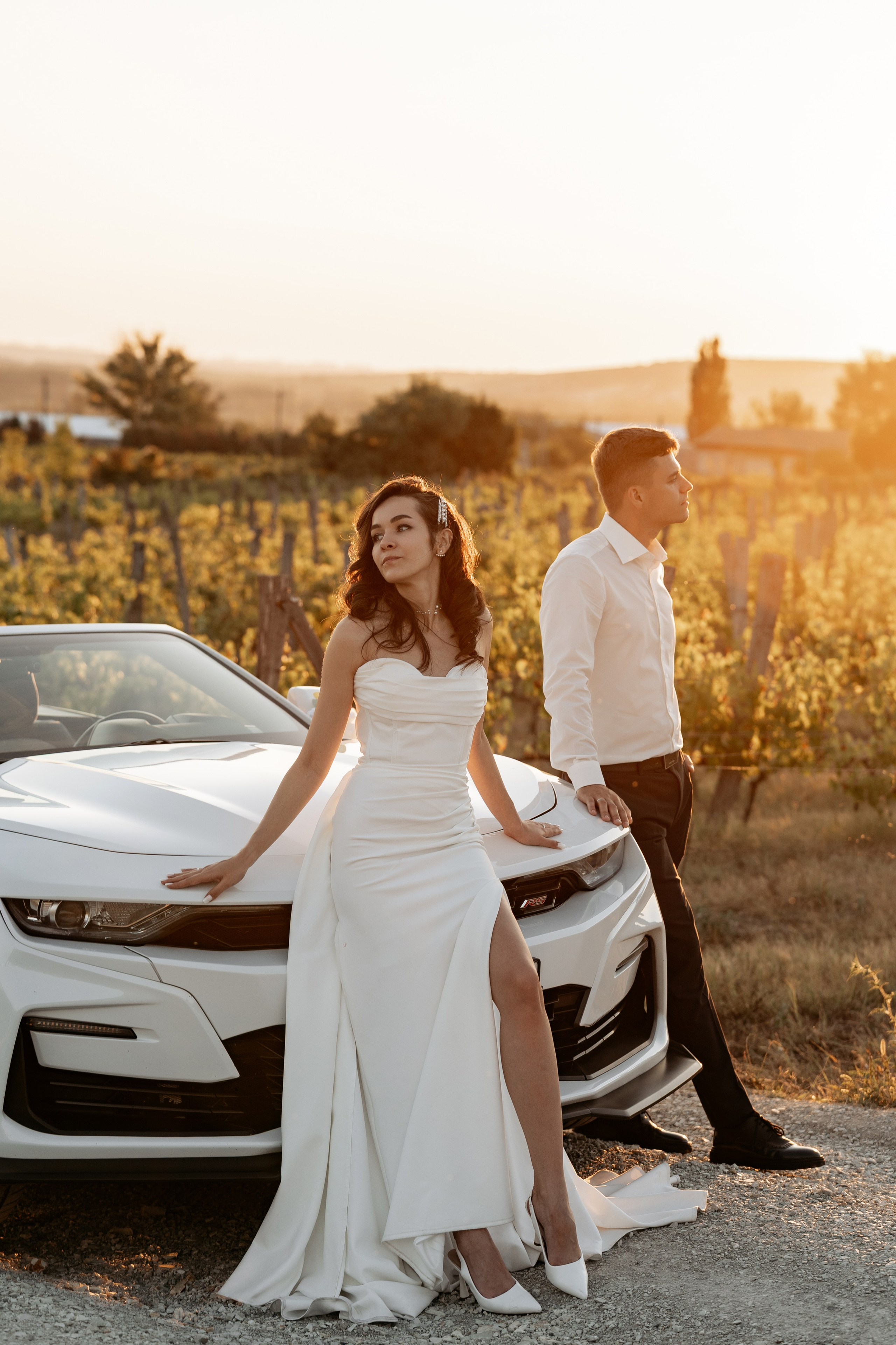 Свадебный фотограф в усадьбе Семигорье. Веселые и забавные моменты во время прогулки с парой.