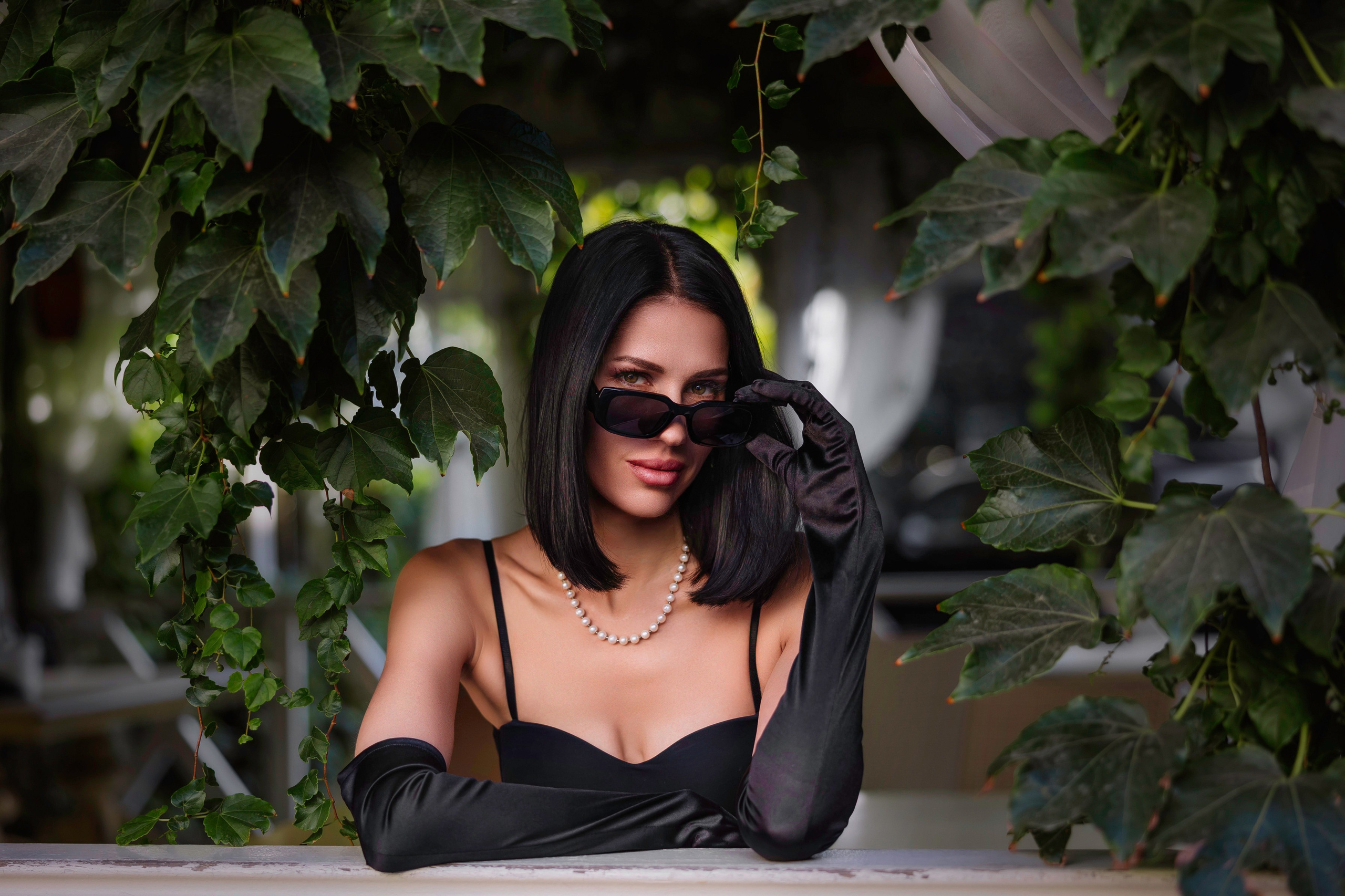 Портрет девушки в чёрных перчатках и очках