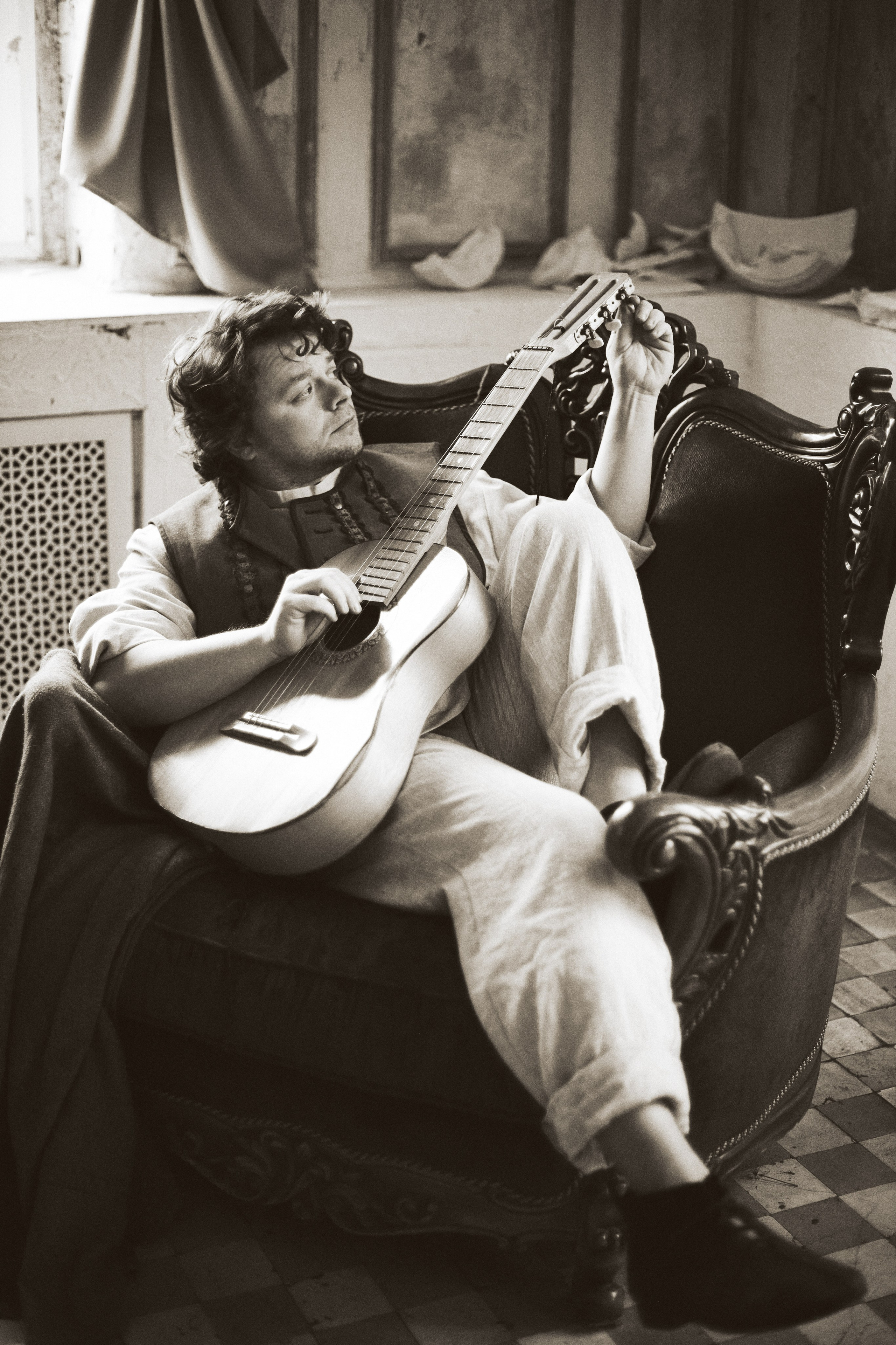 Сергей Друзьяк играет на гитаре