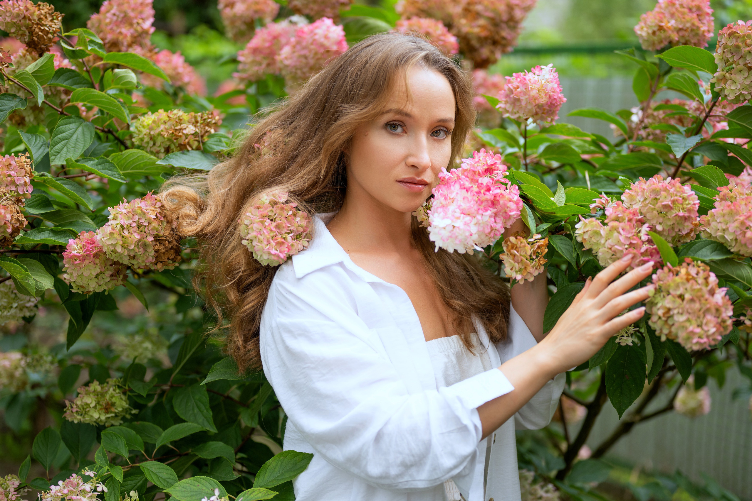 Фотосъёмка девушки на мосту в саду