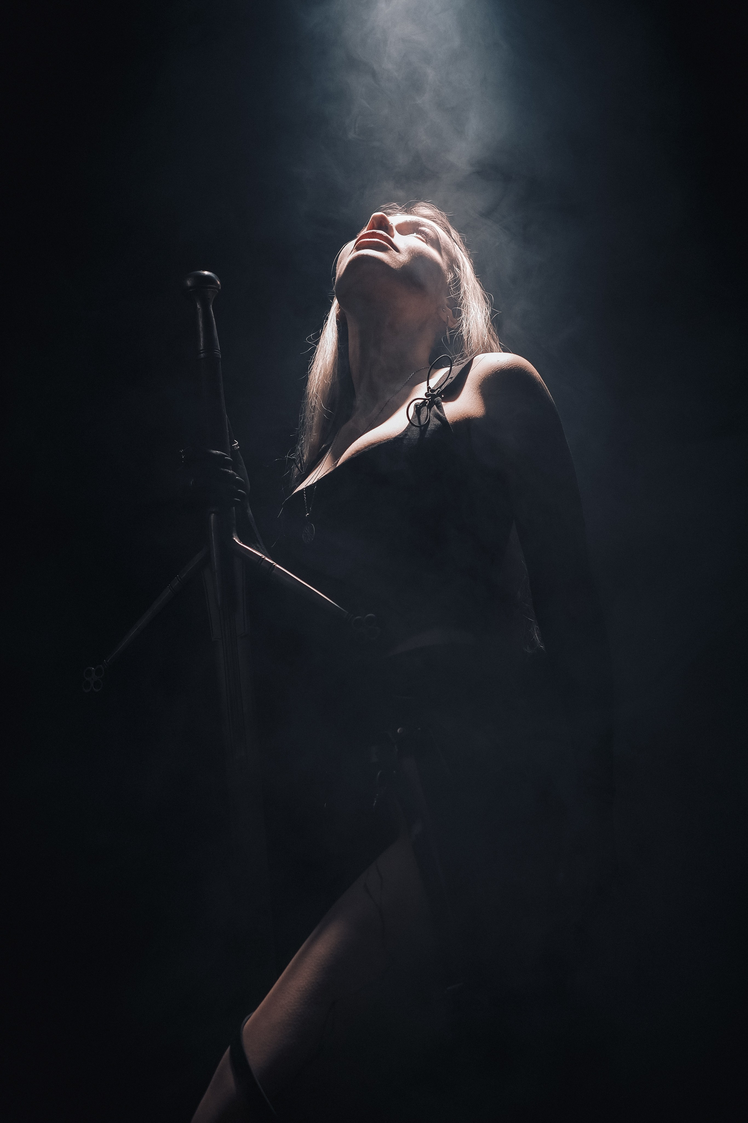 Фотосессия с мечом в стиле Castle core