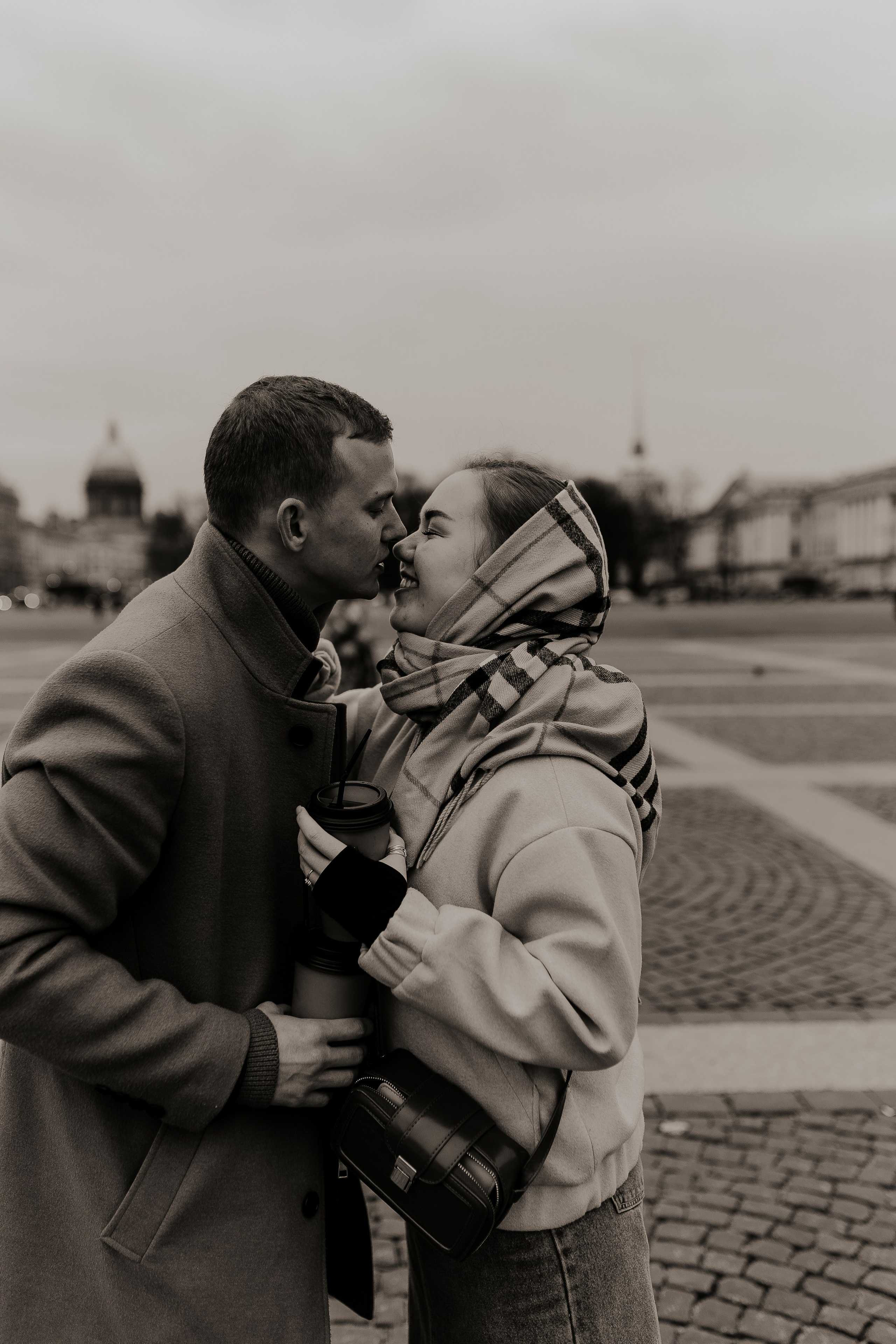 Пара гуляет по Петербургу. Фотограф в Санкт-Петербурге Лиза Семченкова