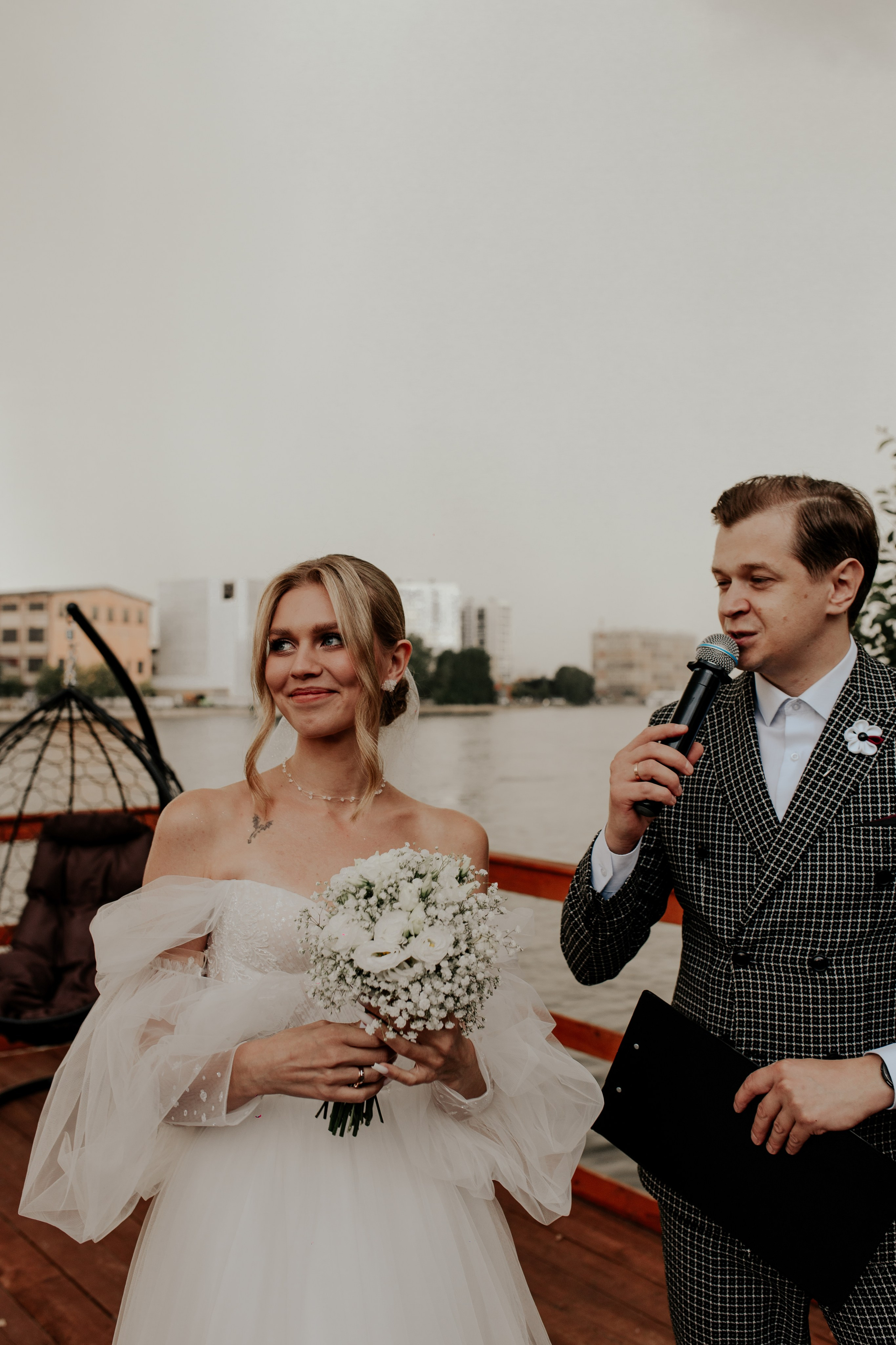 Невеста говорит клятву на церемонии — атмосфера любви