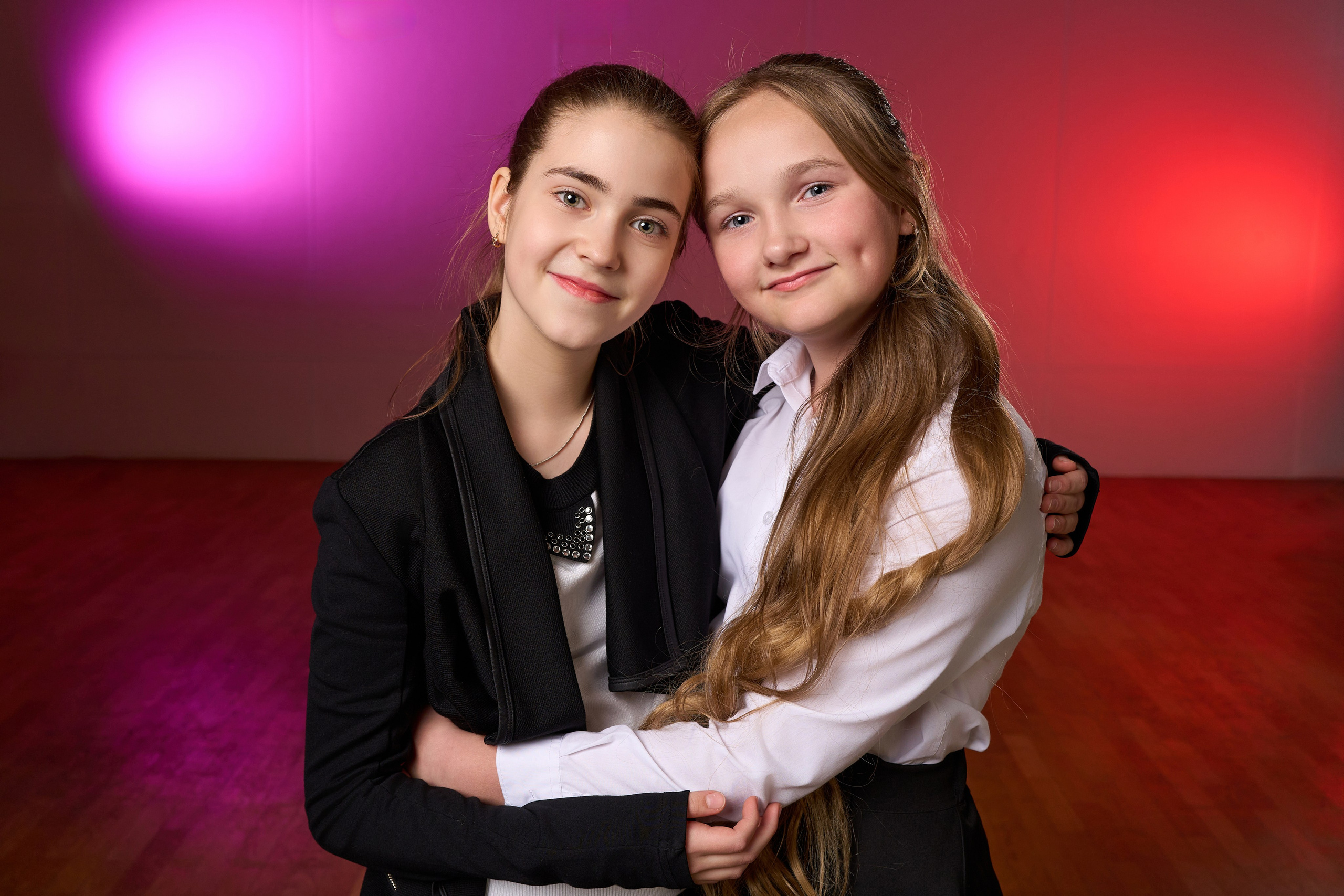 дети в школе общаются и смеются вместе фото