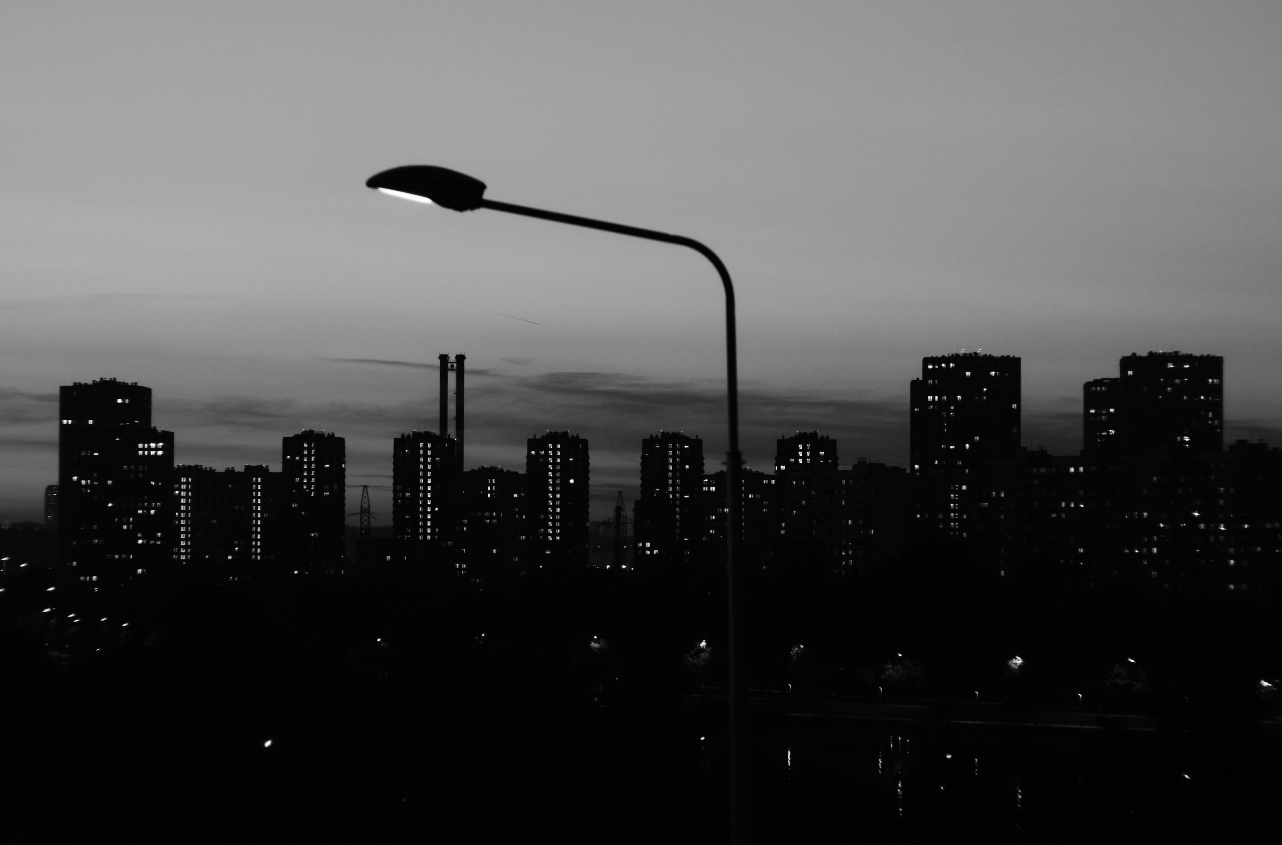 Город на фоне фонаря в Нуаре 