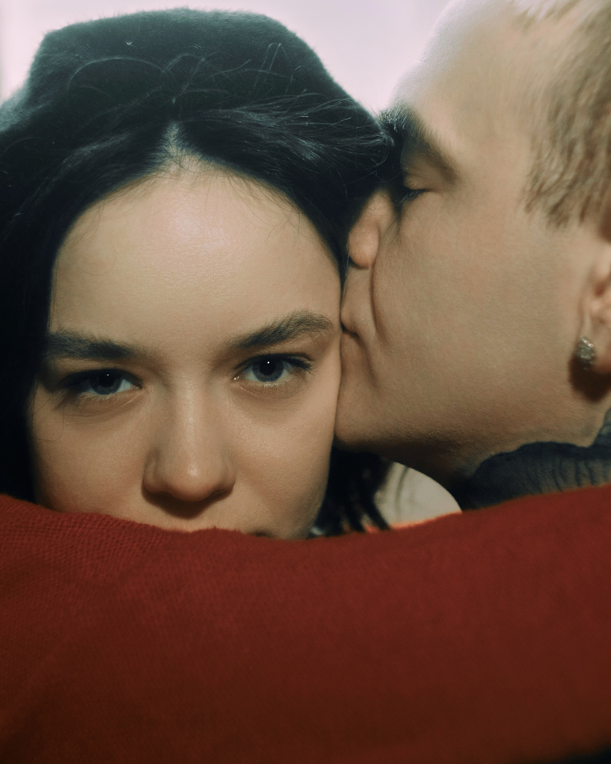 Портрет девушки в красном, крупный план: поцелуй в висок, нежность пары, love story фотосессия в Москве, фотограф кино стиль