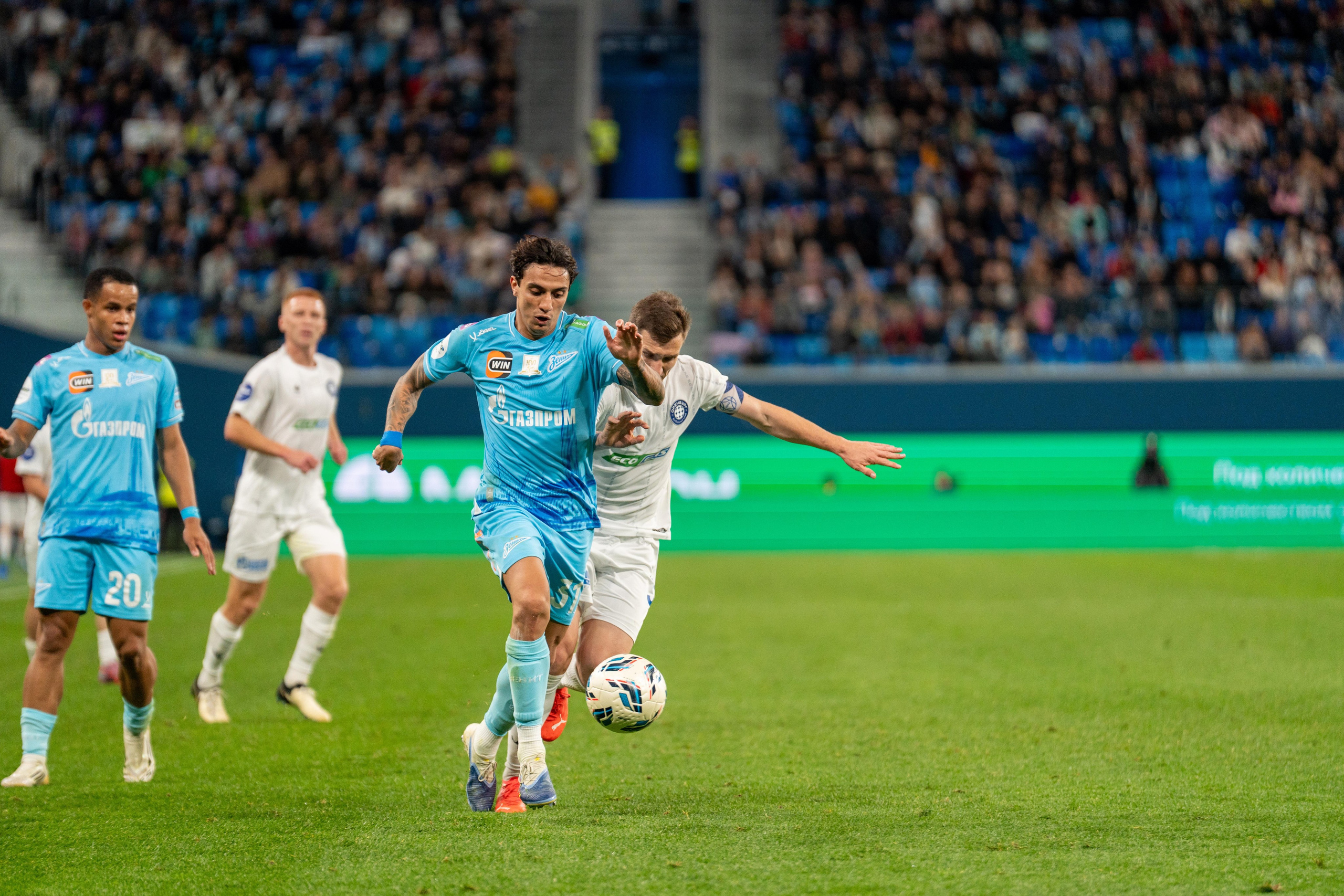 Динамичный кадр матча Зенит — Оренбург на Газпром Арене от спортивного фотографа Санкт-Петербурга