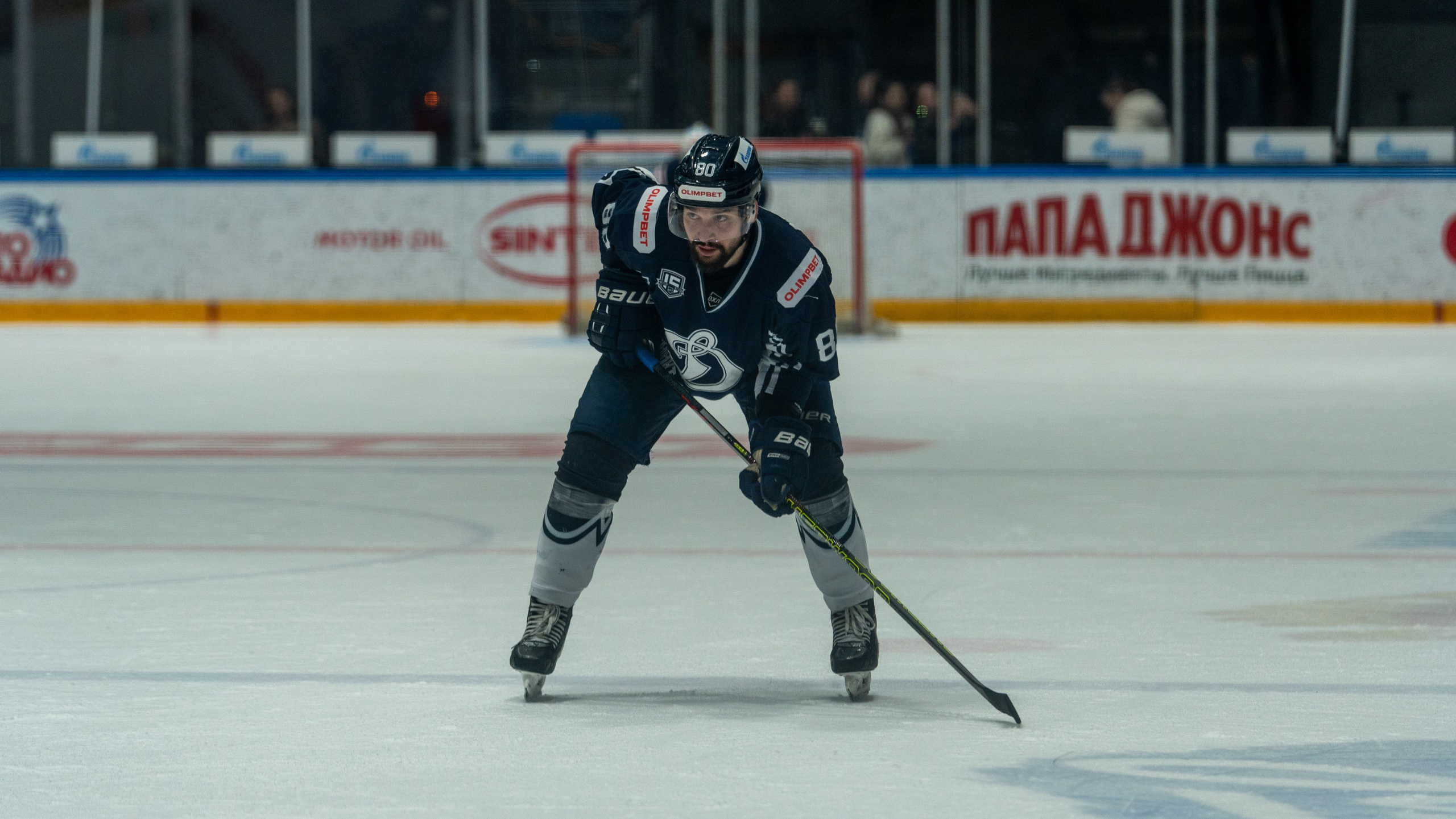 Игрок «Динамо» (Санкт-Петербург) готовится к атаке в матче с «Молотом». Спортивная фотосъёмка, репортажный стиль, эмоции и динамика.