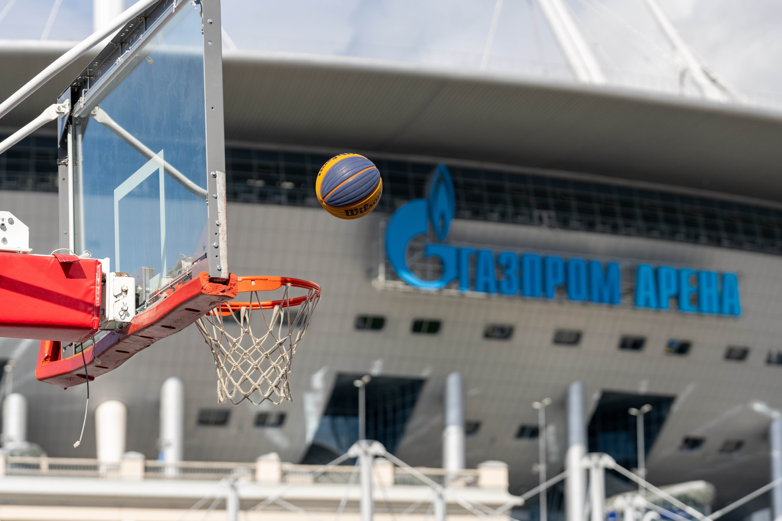 Мяч 3х3 над кольцом Газпром Арены — спортивный фотограф Санкт-Петербург