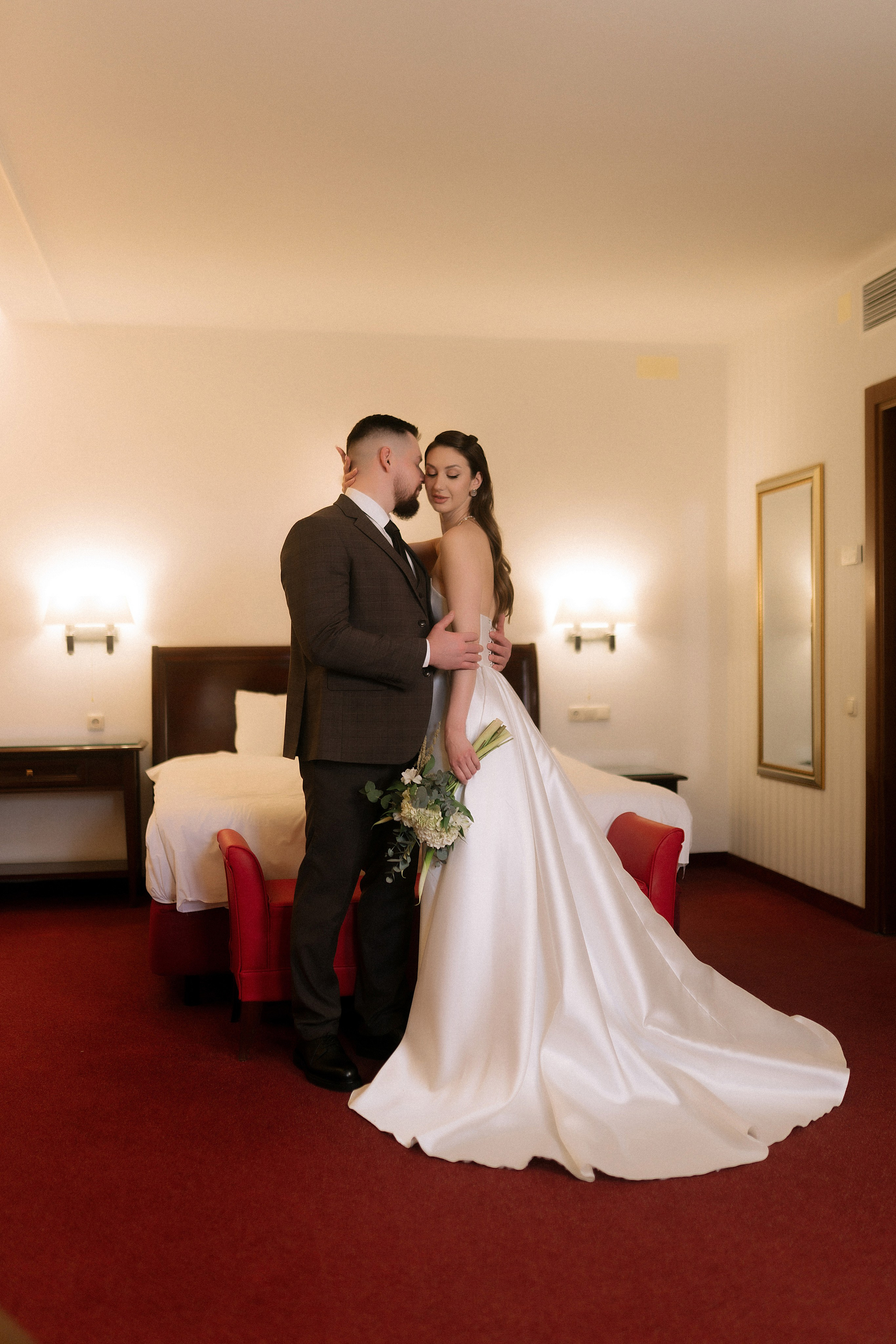 Утро жениха и невесты | Арина и Игорь в отеле Арт-бутик в Воронеже. Фотограф Карина Шмулёва. Воронеж и область