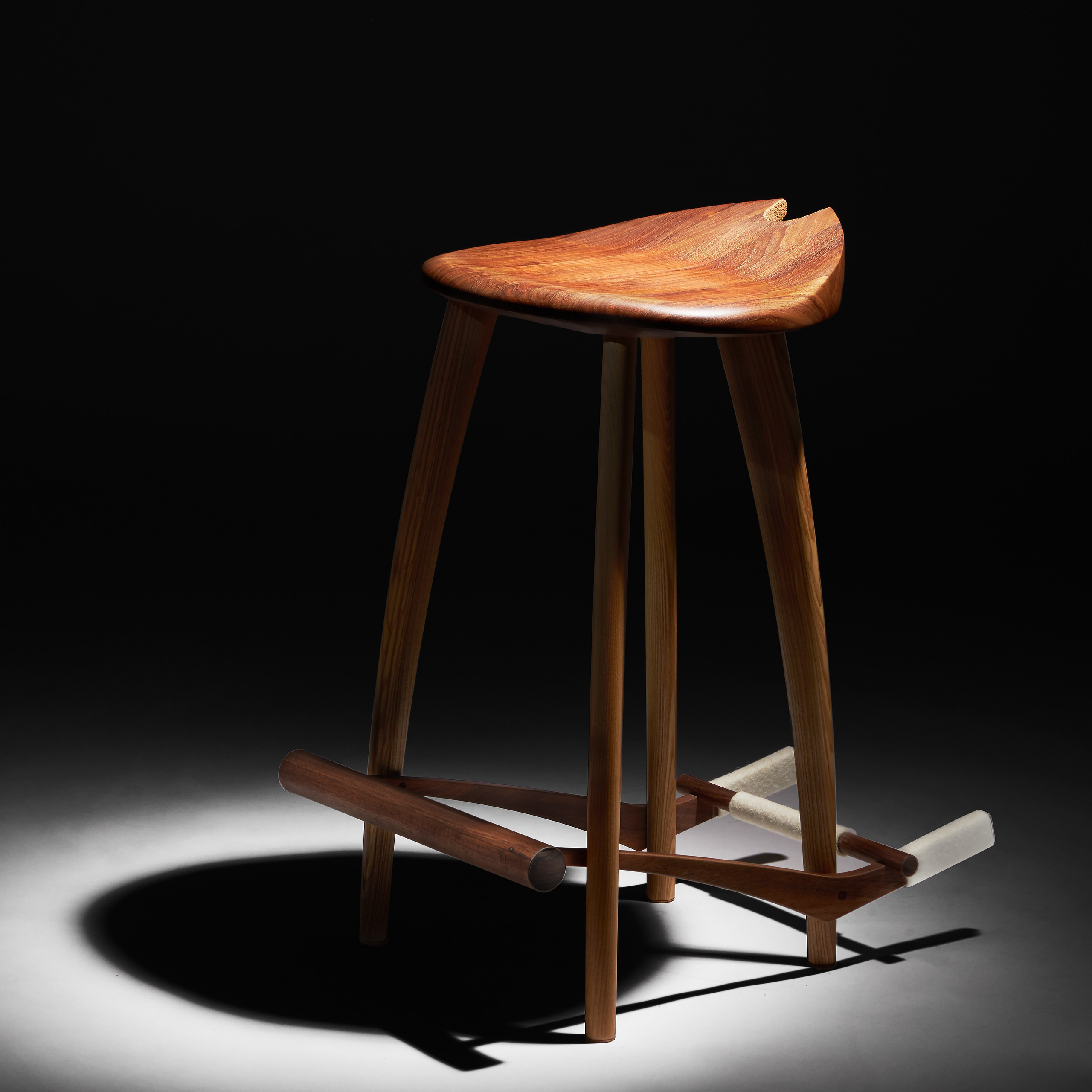 стул для гитары из ценных пород дерева 