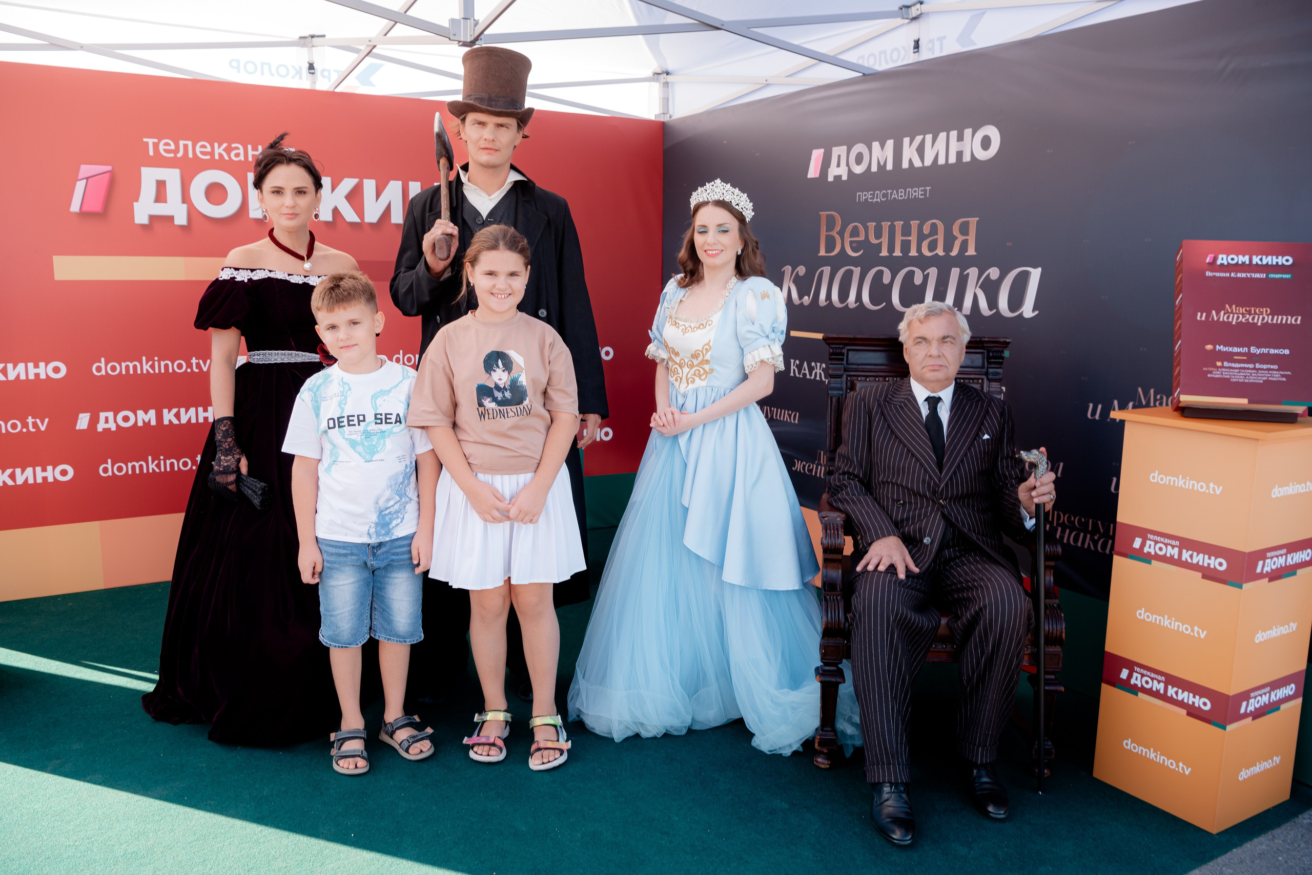 Портретные фото с артистами в палатке Триколор Дом Кинов на день города Волгоград. Фотограф в Волгограде и Волжском Александр Горбань