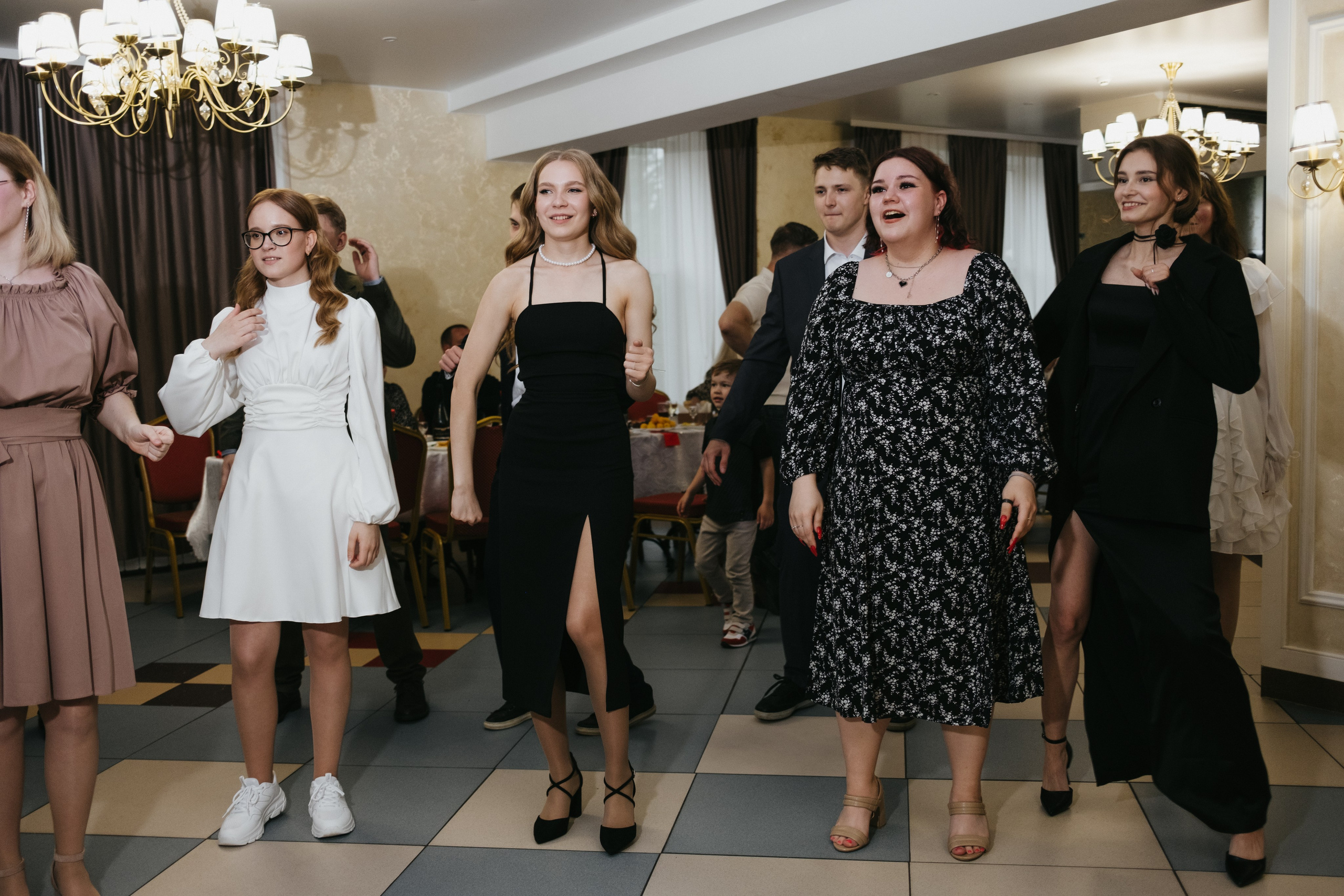 Выпускной 11 класс школы № 30. Свадебный и репортажной фотограф Денис Ожигин в Краснодаре и Краснодарском крае