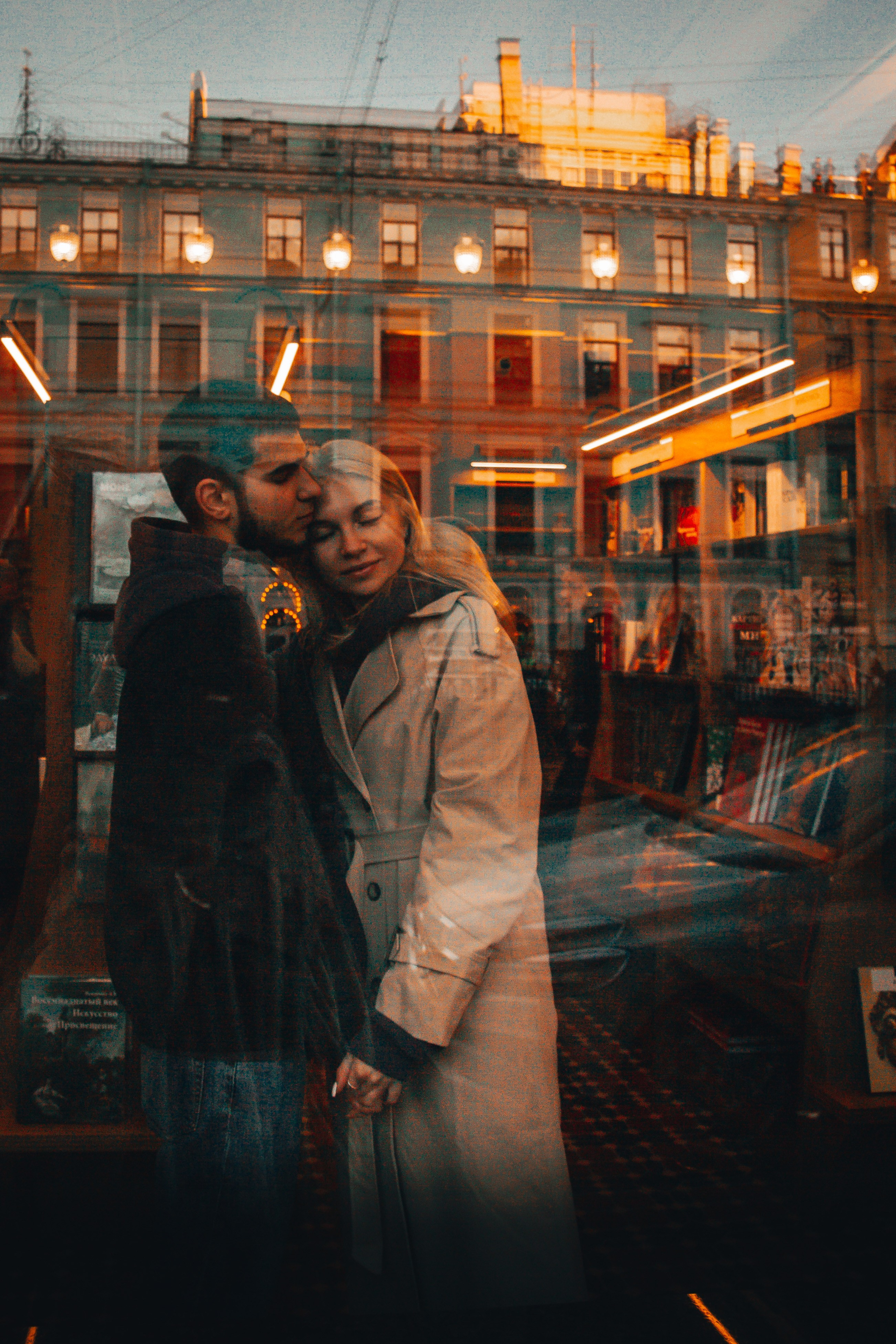 отражения в стекле Санкт-Петербурга через которое видно влюблённую пару