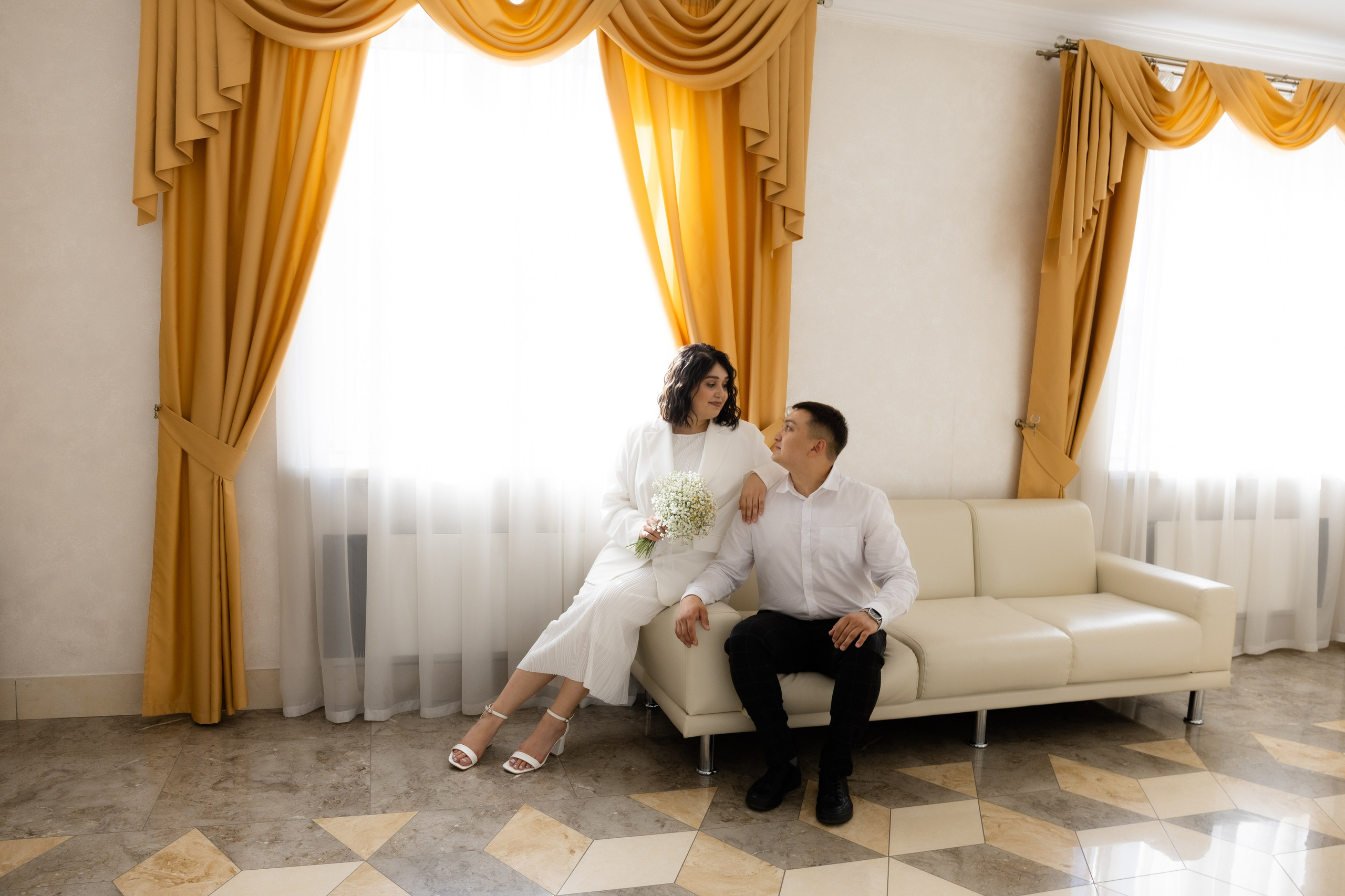 Гайд-путеводитель по Центральному ЗАГСу. Свадебный и портретный фотограф в Новосибирске Любовь Исакова