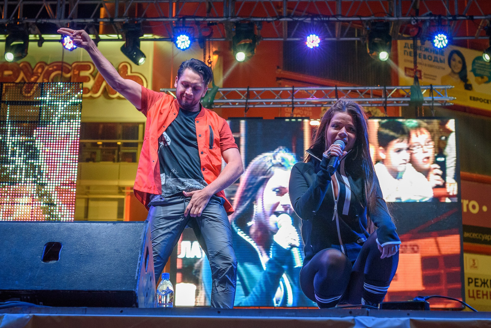 Бьянка исполняет песню с подтанцовкой на фоне