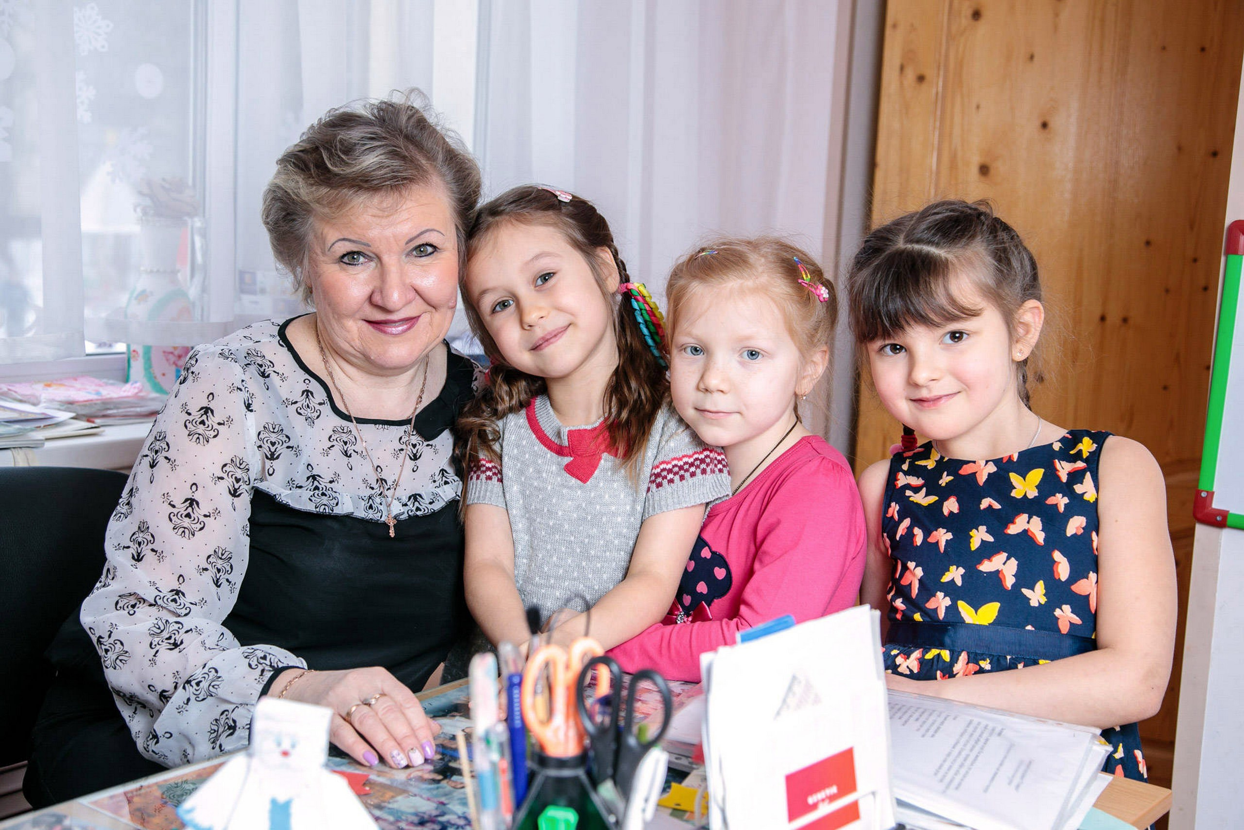 девчонки со своей любимой воспитательницей в детском саду