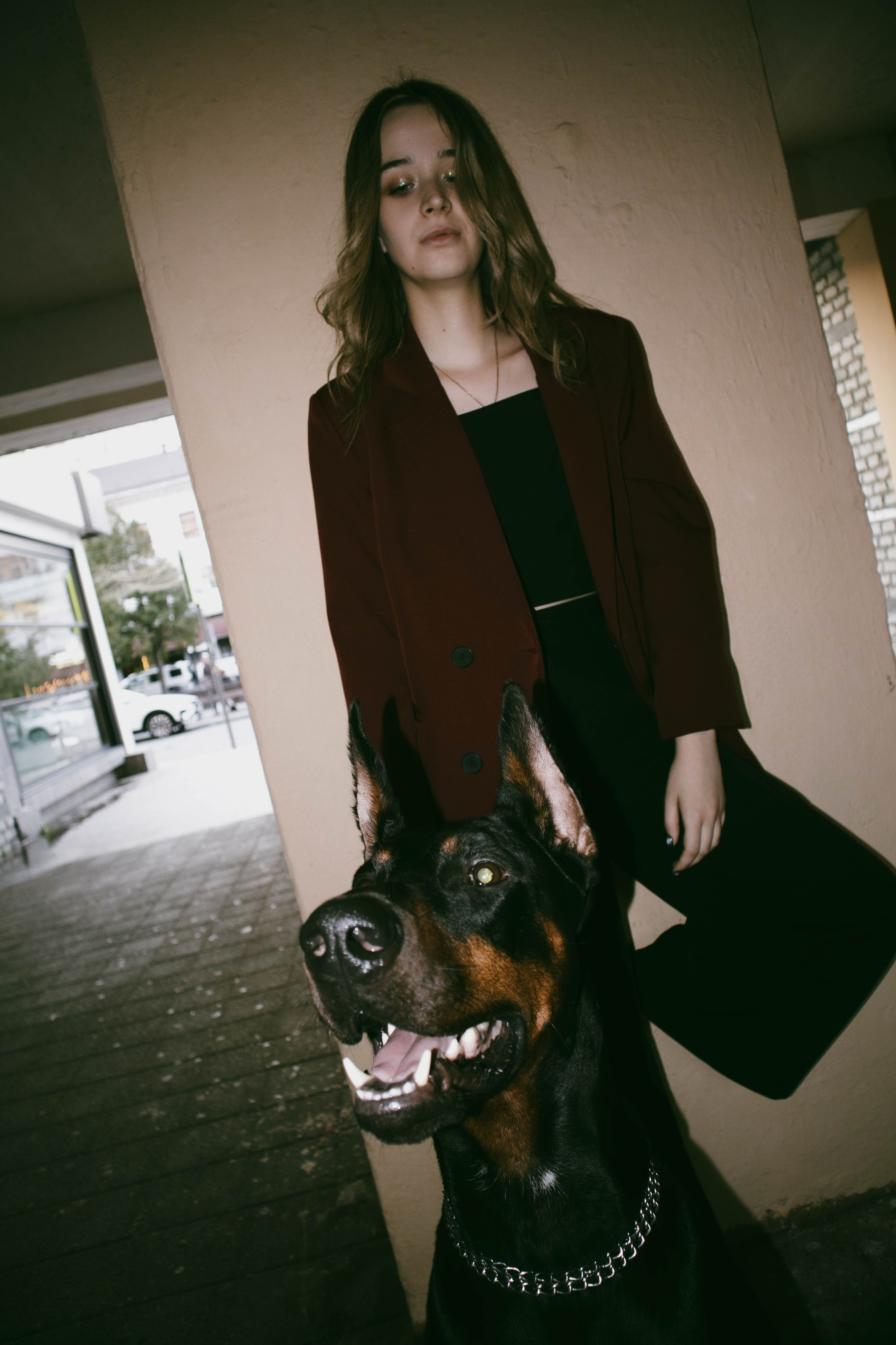 «Жизнь в ритме шага: пара с доберманом». Уличный фотограф Города N