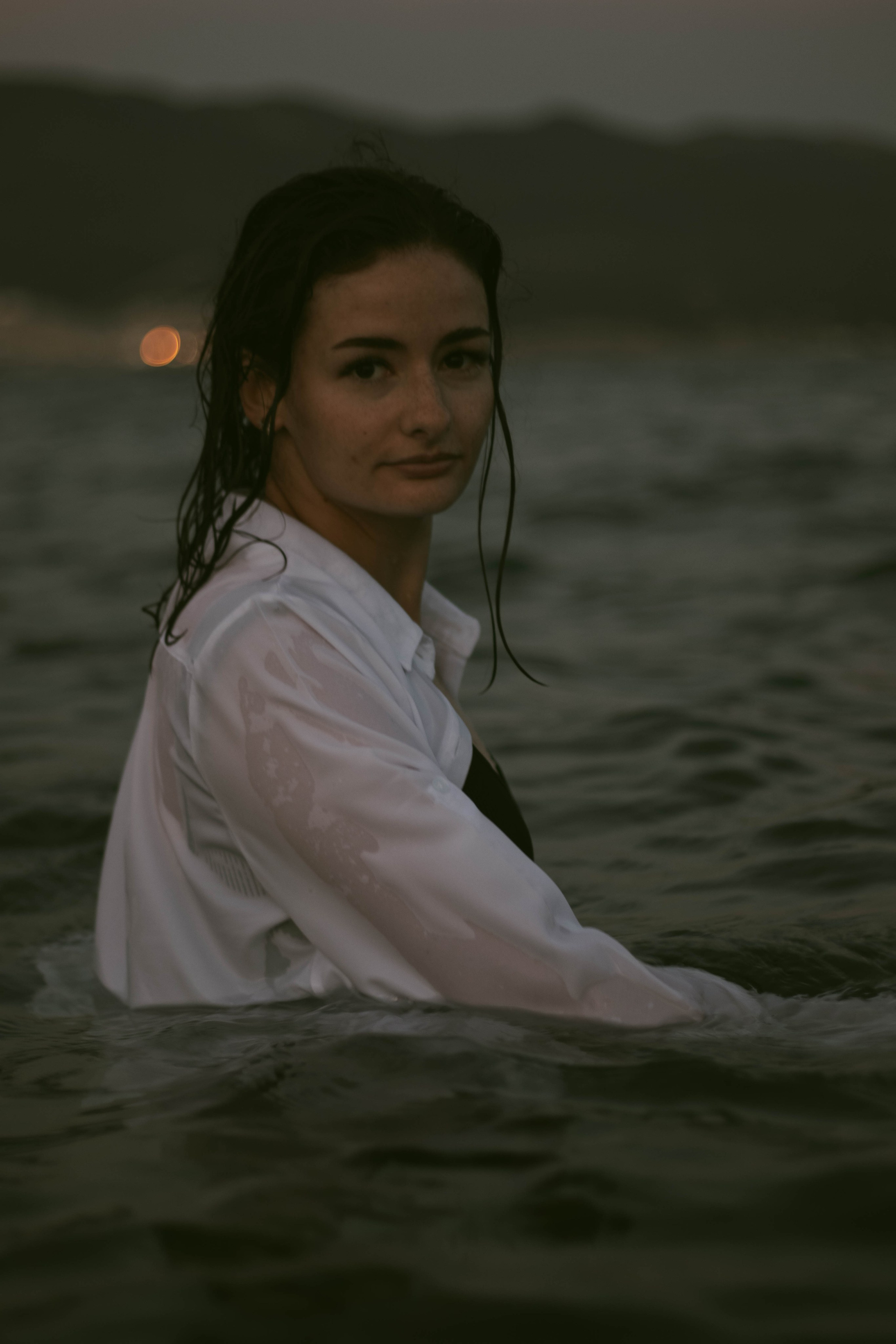 «Невесомость волн: девушка и море». Уличный фотограф Города N