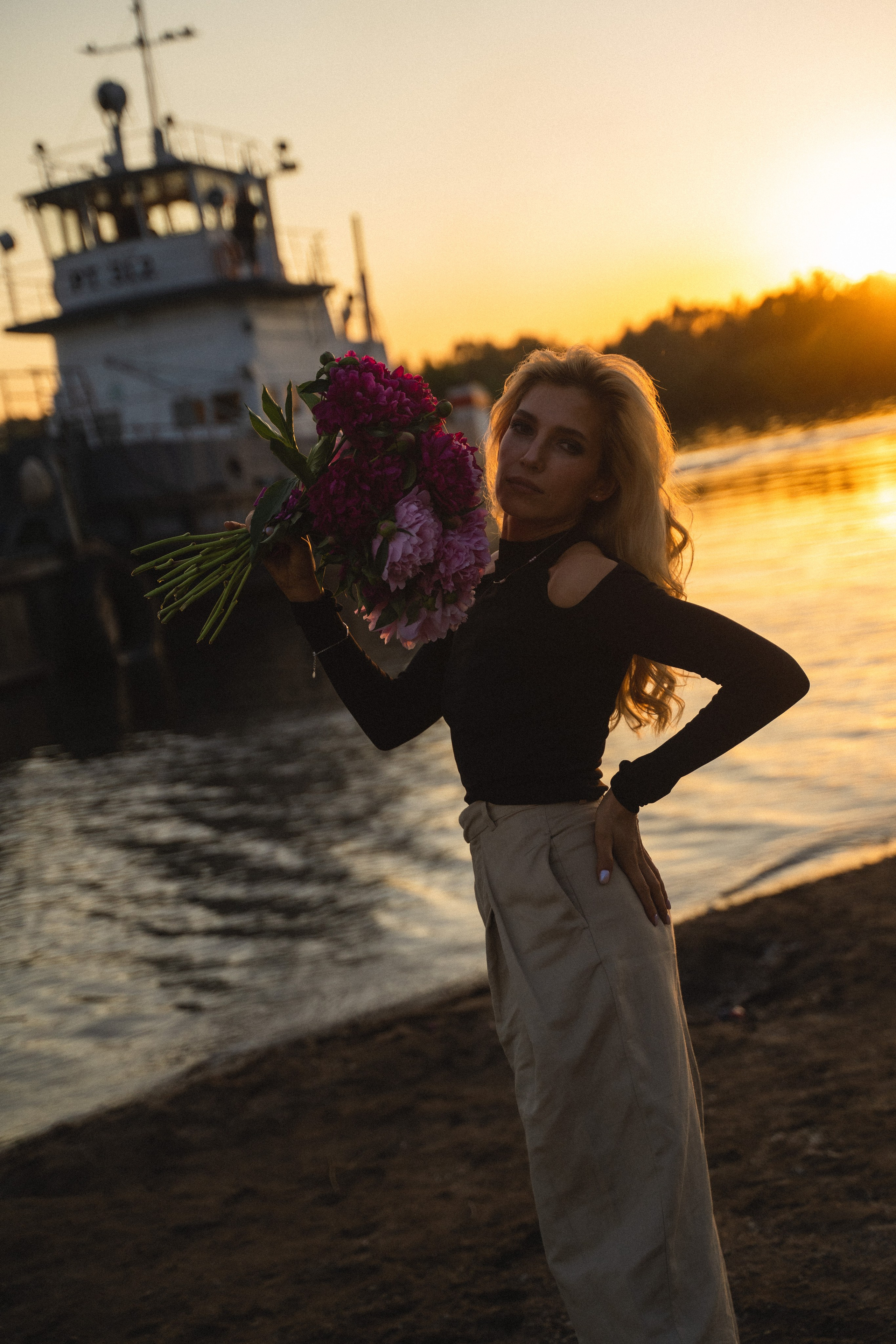 Девушки на берегу