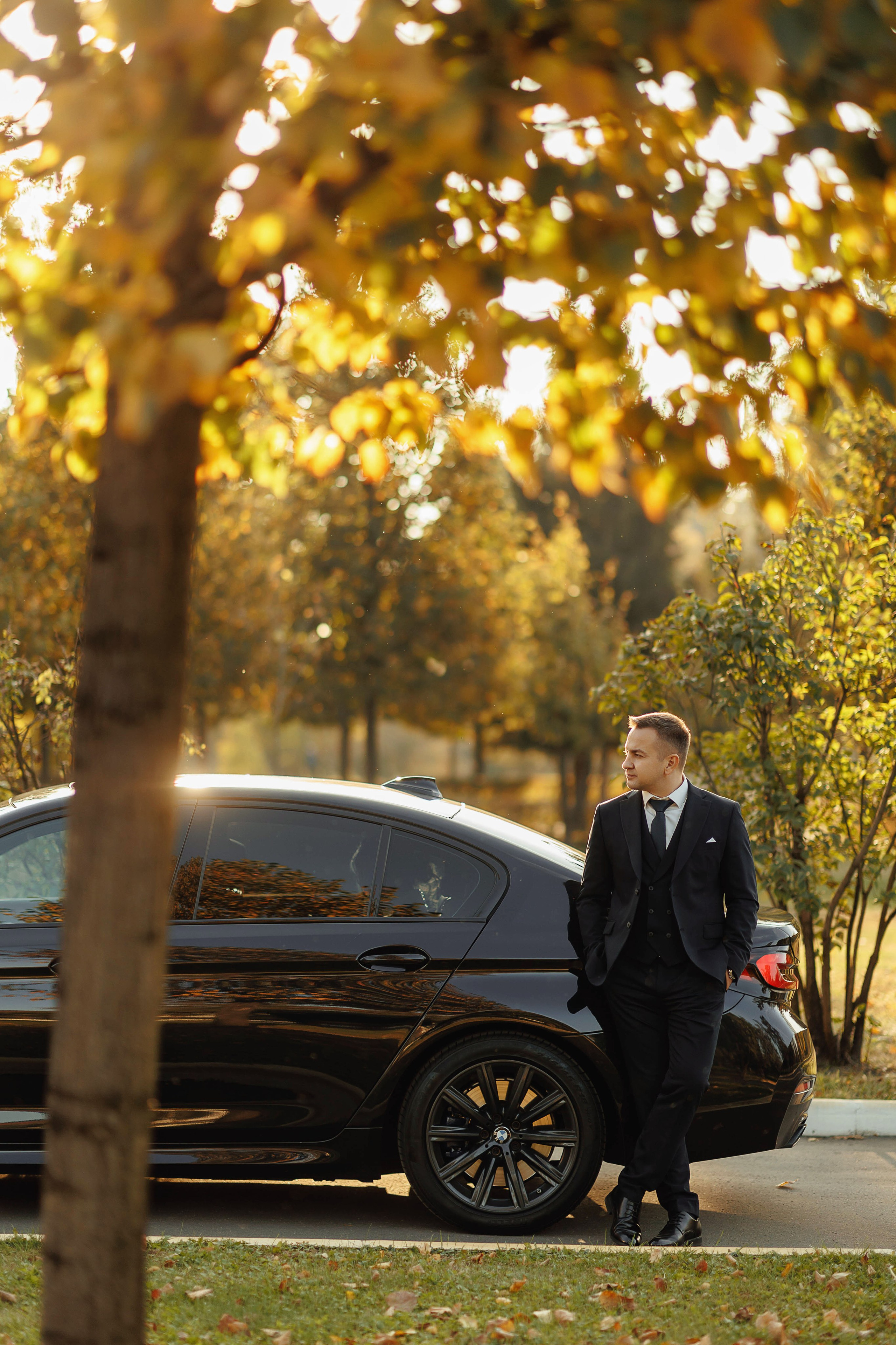 Фотография жениха рядом с машиной БМВ в усадьбе Лосевых-Шатиловых-Сталь-фон-Гольфштейн в Воронеже