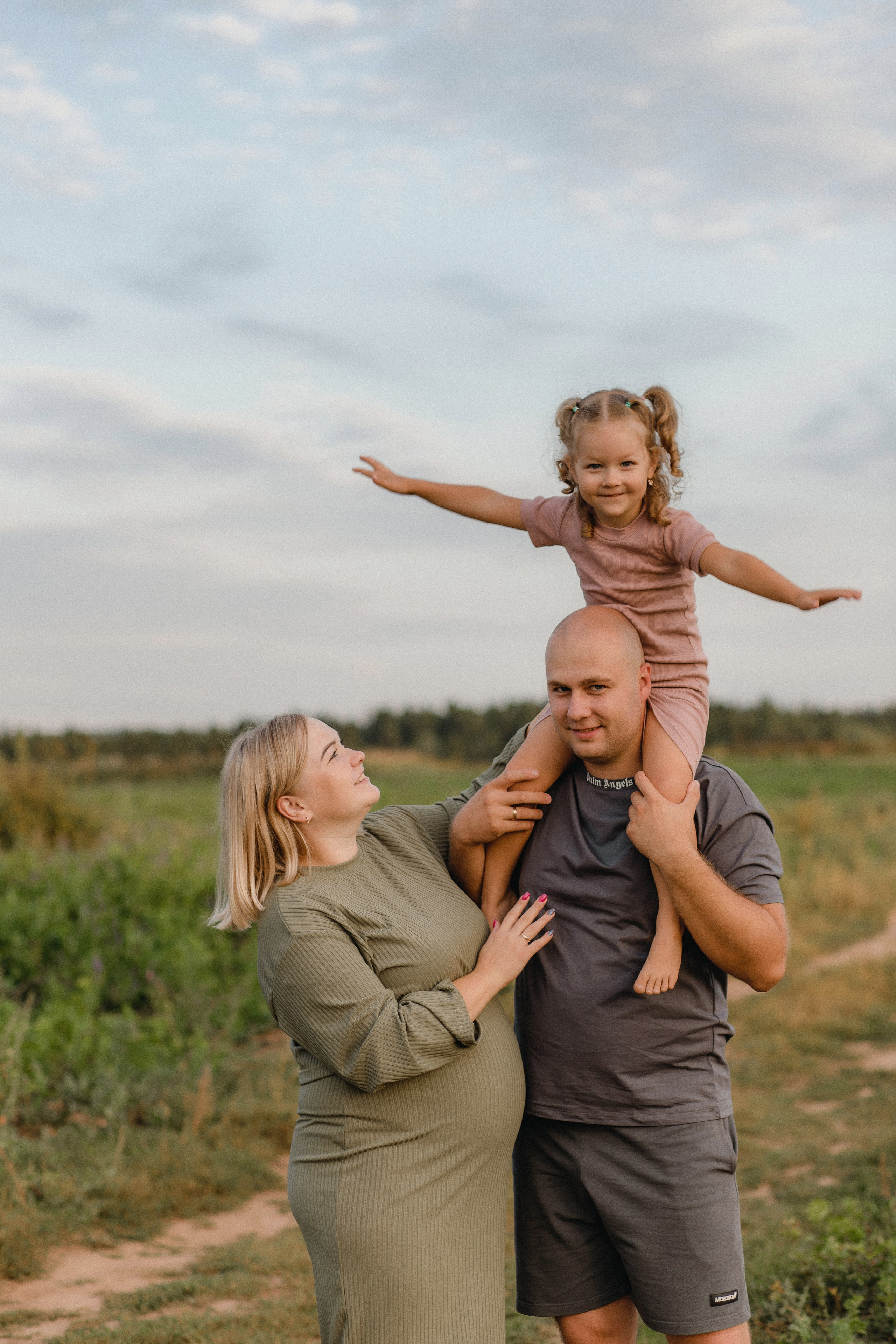 Аня, Вадим и Ева. Главная