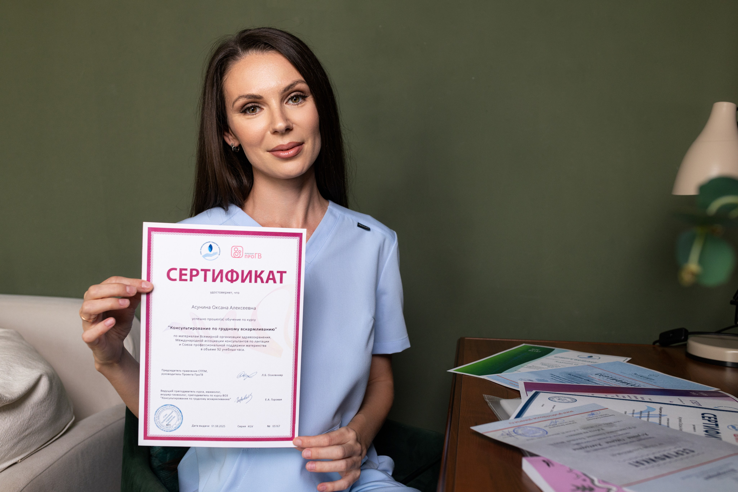 Контент съемка в студии с интерьером с Оксаной — специалиста по грудному вскармливанию для контента. Дмитрий Шульгин, портретный фотограф в Воронеже