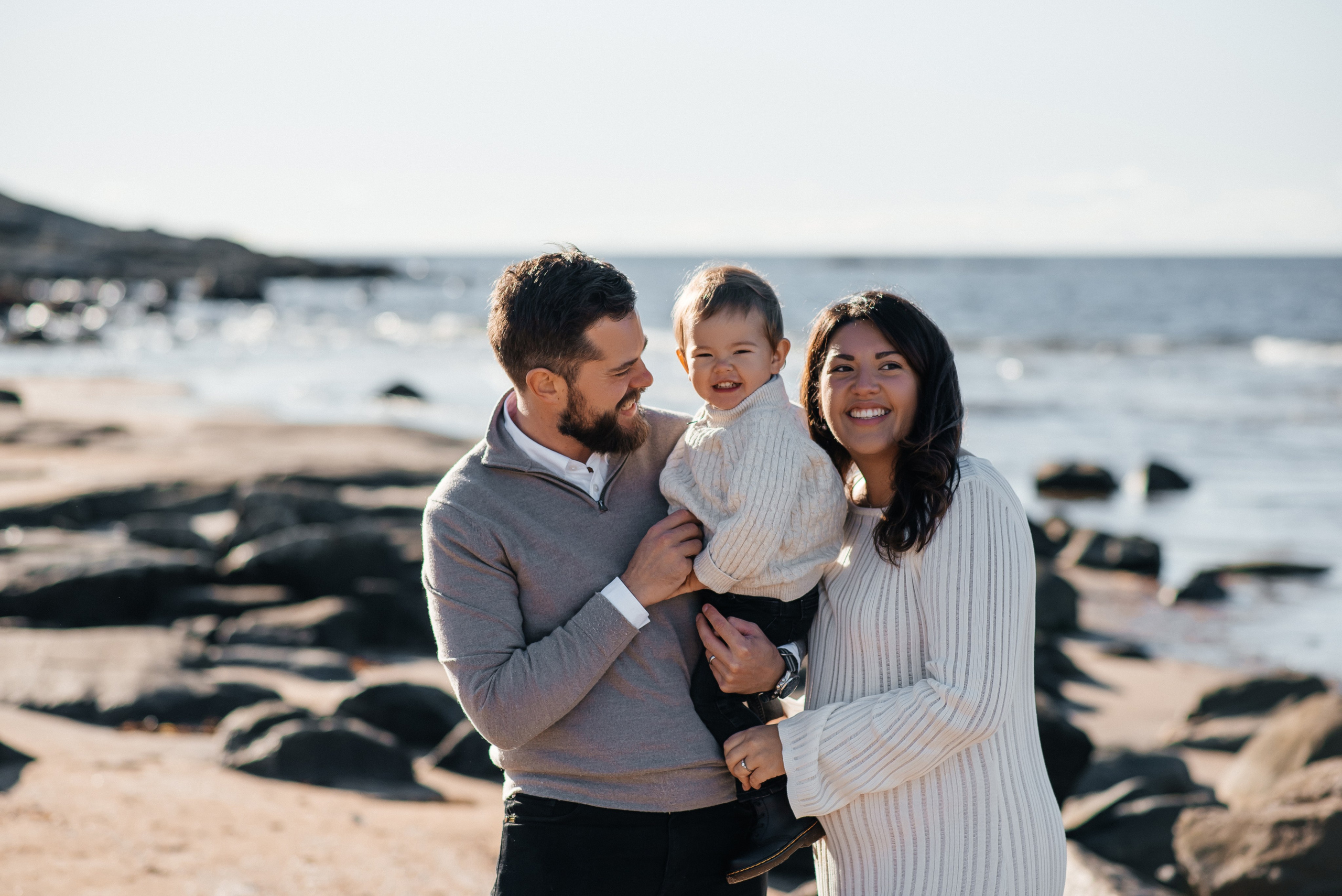 Gravid kvinna vid havet på Tylösand i Halmstad