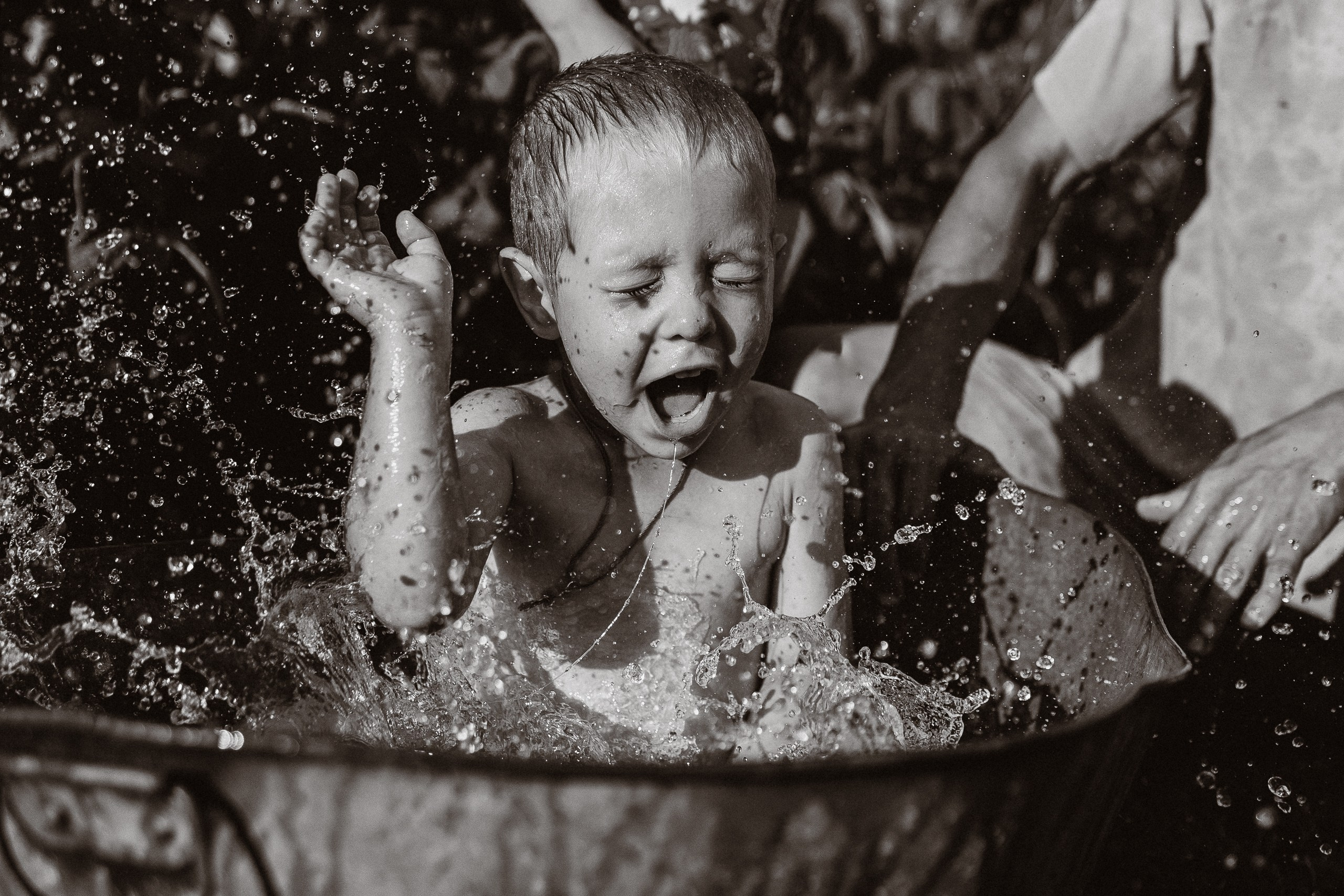 Фотосессия купание в старенькой ванне на даче в Ижевске