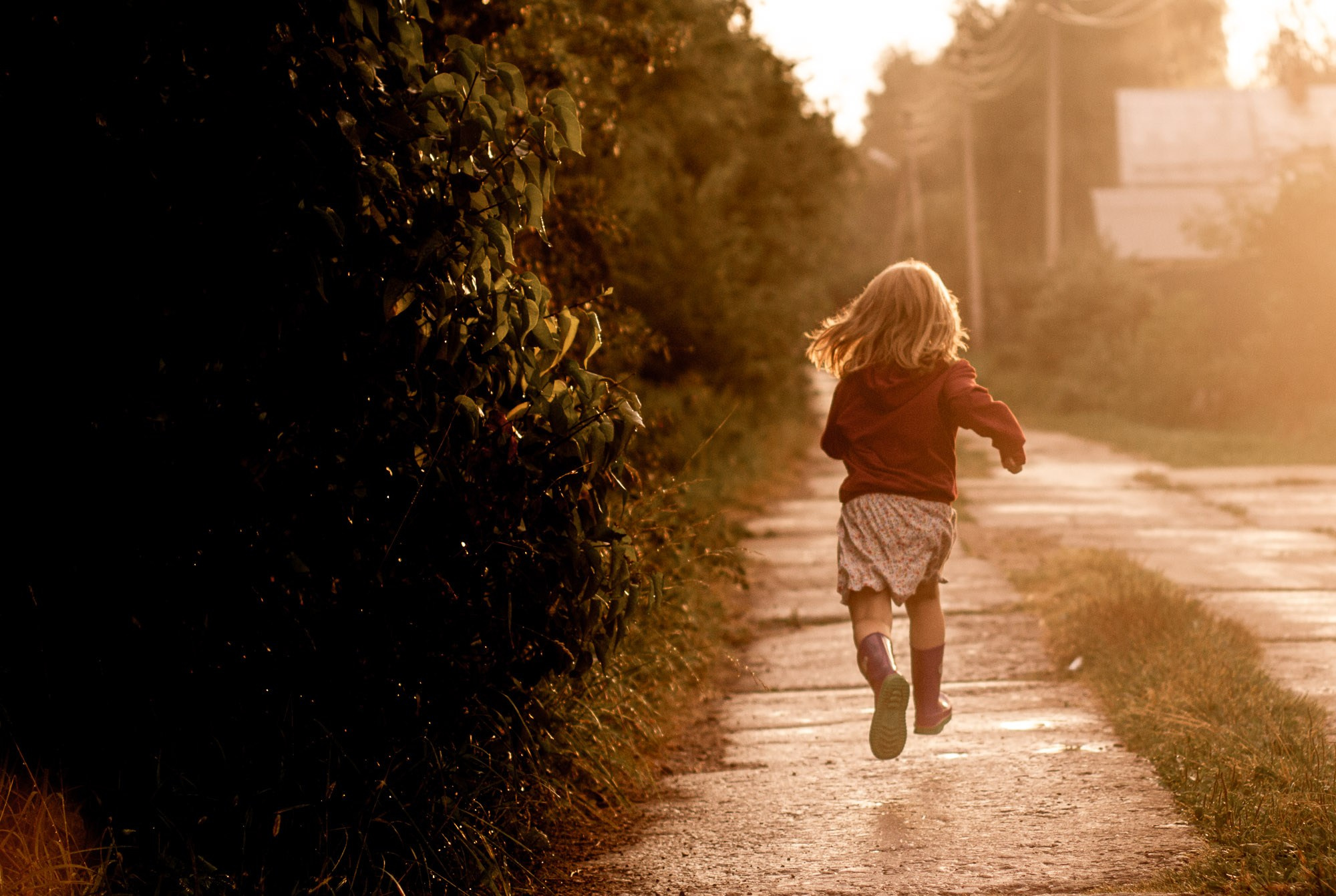 Маленькая жительница Швеции в гостях у бабушки. SaGaFOTO.ru