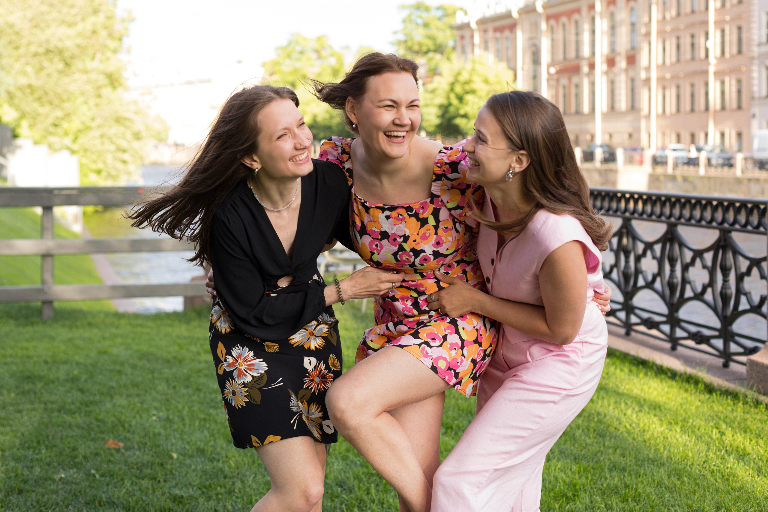 Летняя фотопрогулка трех подруг на острове Новая Голландия. Детский и контент фотограф Надя Волкова Санкт-Петербург