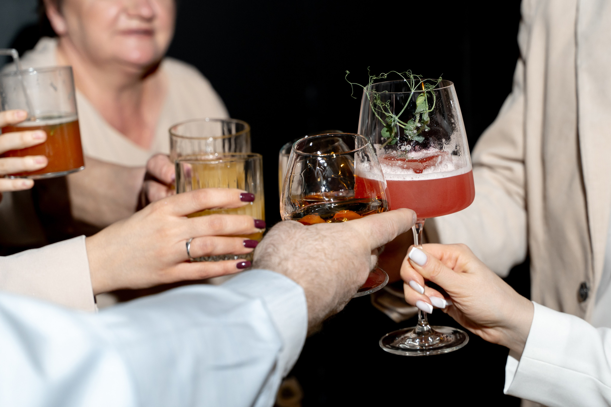 Свадебный фотограф в Москве. Свадебный фотограф Видное, Бутово, Домодедово, Щербинка, Царицыно. Свадебная фотосессия и сборы невесты в отеле Soluxe. Регистрация брака во дворце бракосочетания ВДНХ. Свадьба на ВДНХ. Свадебная фотосессия с ретро автомобилем Чайка. 