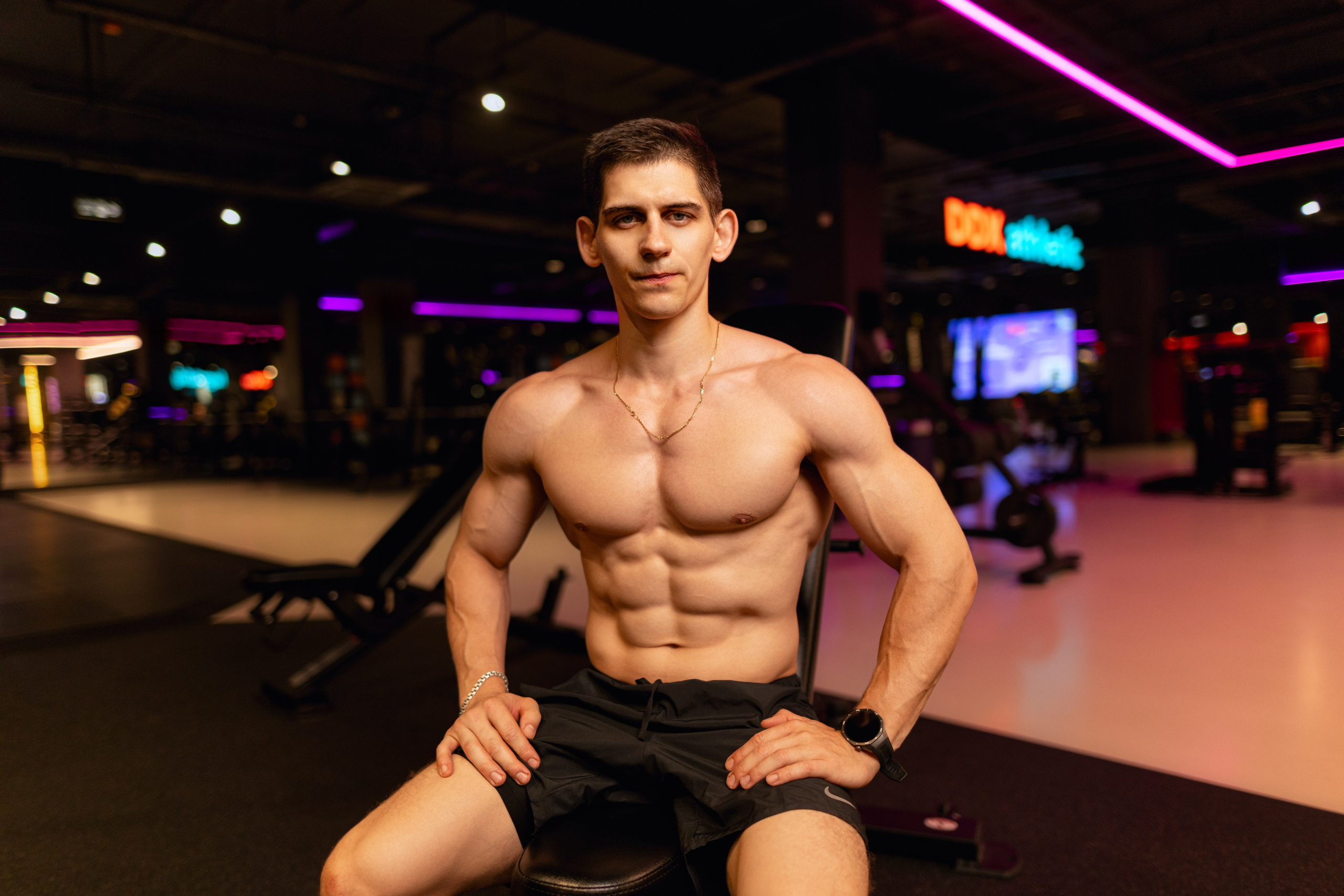 Фотосет в Владом в тренажерном зале для контента. Дмитрий Шульгин, портретный фотограф в Воронеже