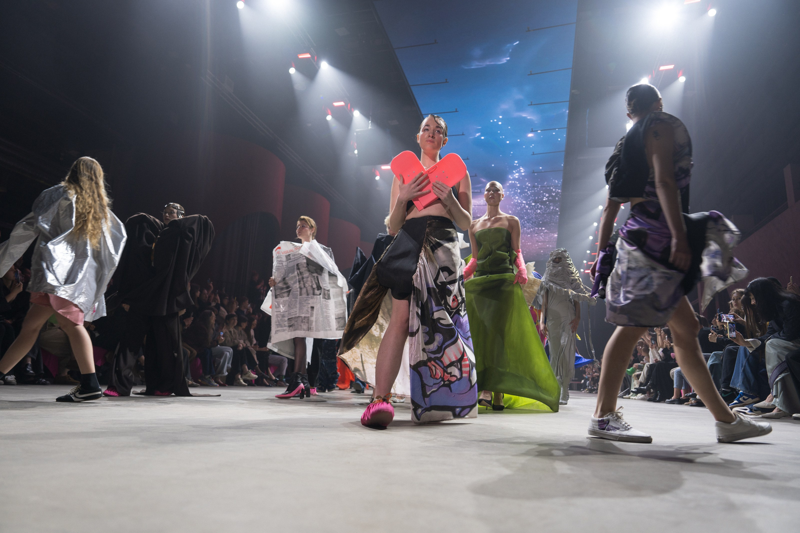 Показ Школы дизайна НИУ ВШЭ. Фотограф Николай Прокофьев модельные тесты в Москве