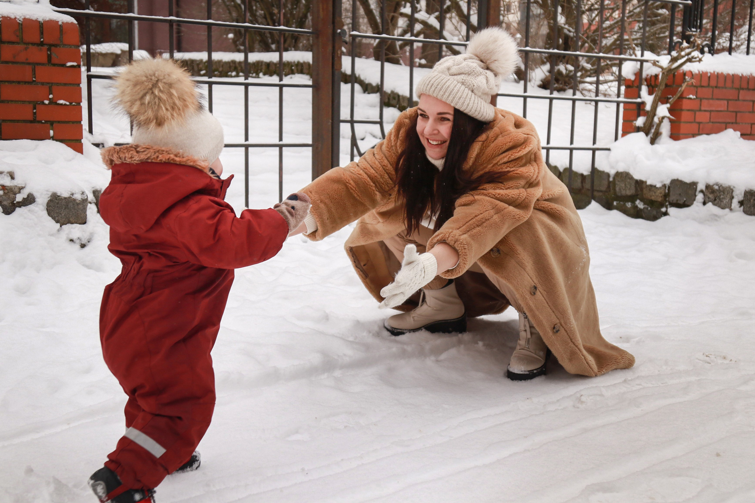 мама с маленькой дочкой на прогулке зимой